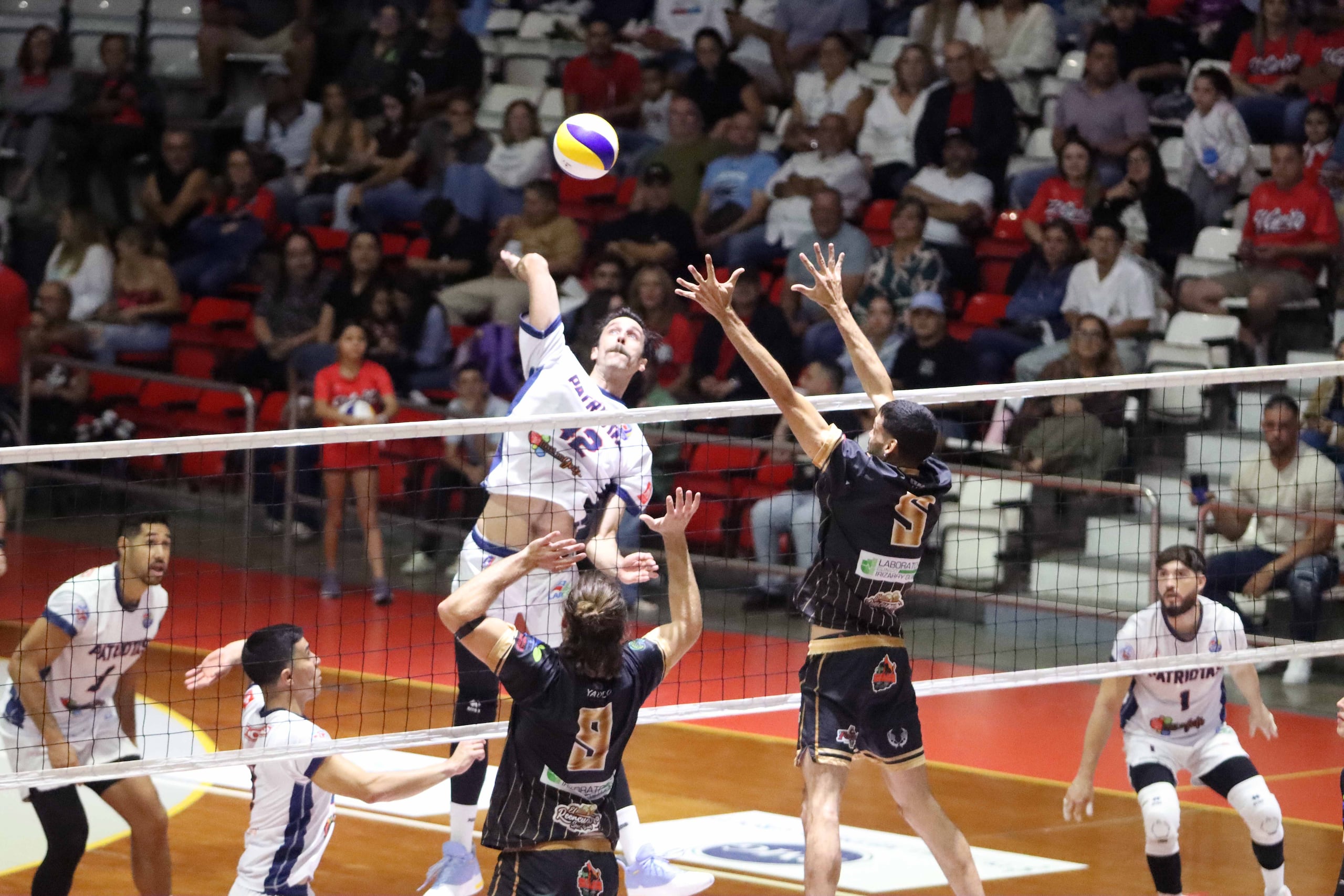 Nick West en ataque por Lares.