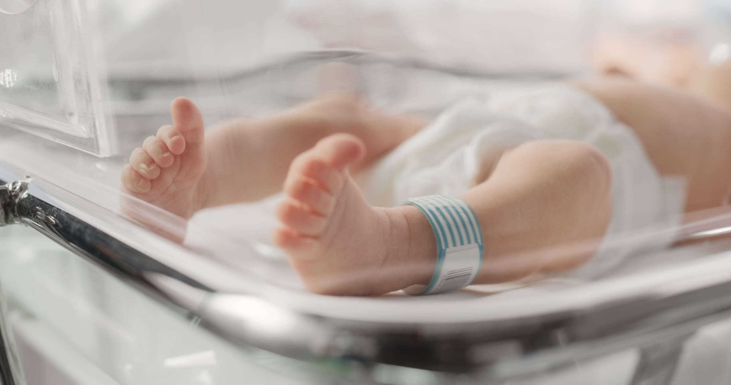 EL menor fue llevado a un hospital, donde fue internado en la unidad de neonatología para recibir atención especializada y realizarle más estudios.
