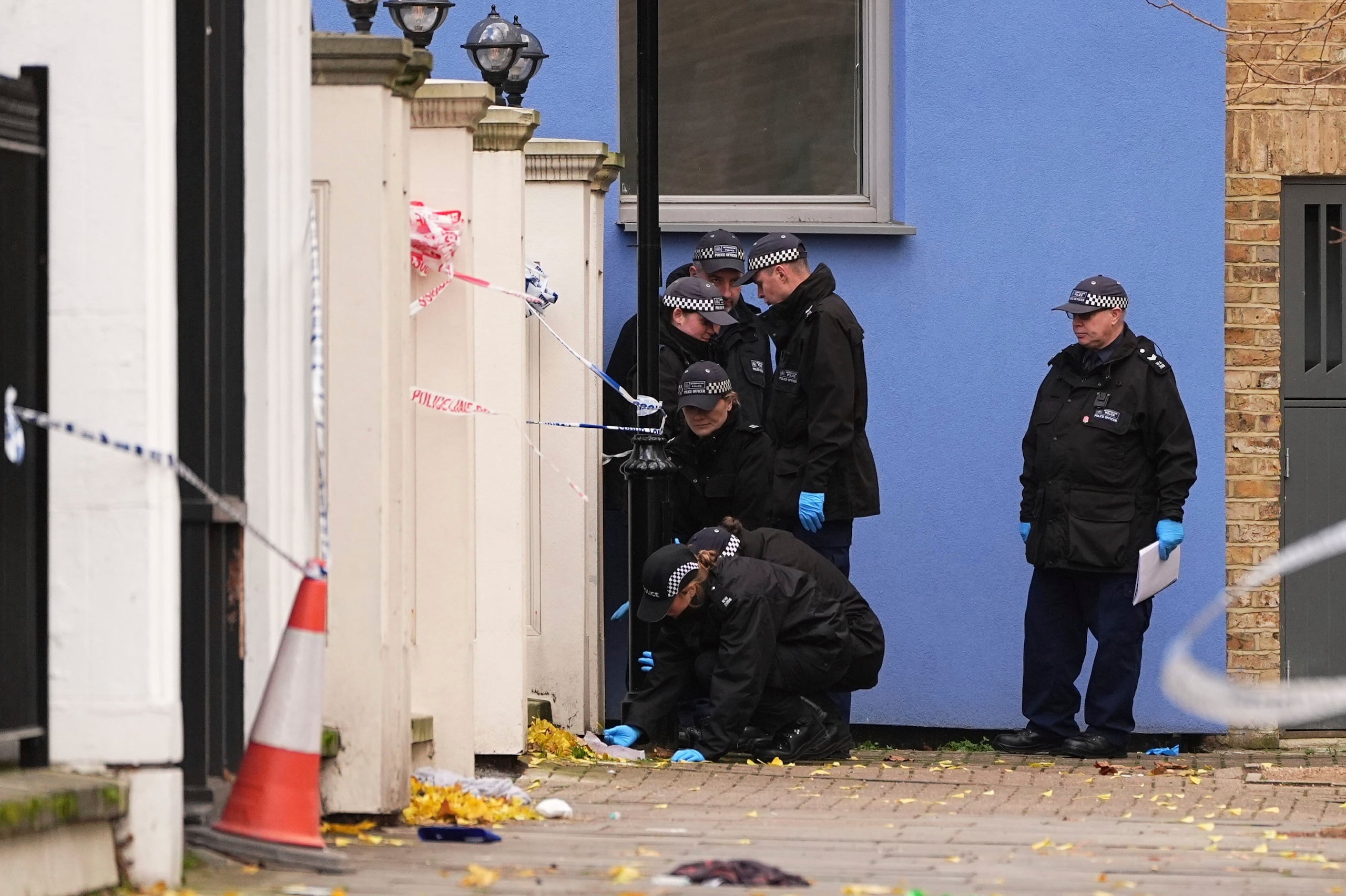 Policías en el lugar donde ocurrió un tiroteo en Southern Grove, Ladbroke Grove, al oeste de Londres, el 25 de noviembre del 2024. (Aaron Chown/PA via AP)