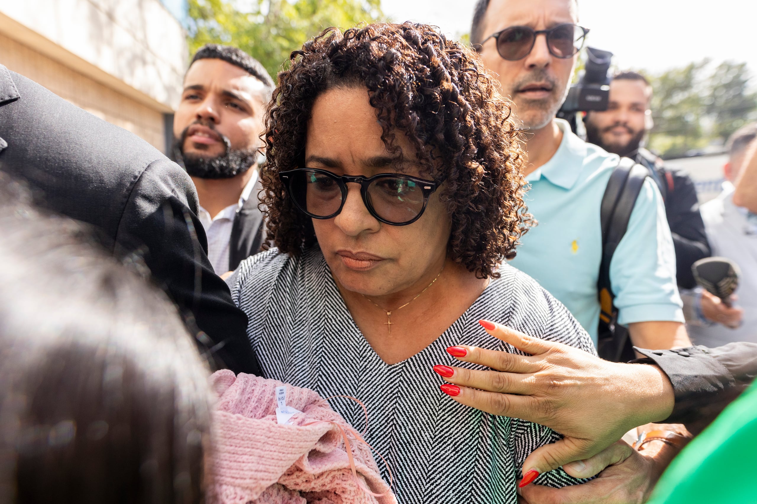 Salida del Tribunal Federal de María Milagros “Tata” Charbonier tras jurado emitir veredicto de culpabilidad.