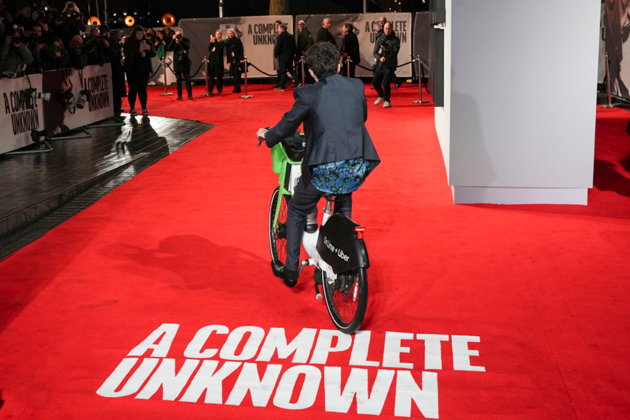 Timothée Chalamet posa para los fotógrafos a su llegada a la premiere de la película 'A Complete Unknown' en Londres, el 14 de enero de 2025.