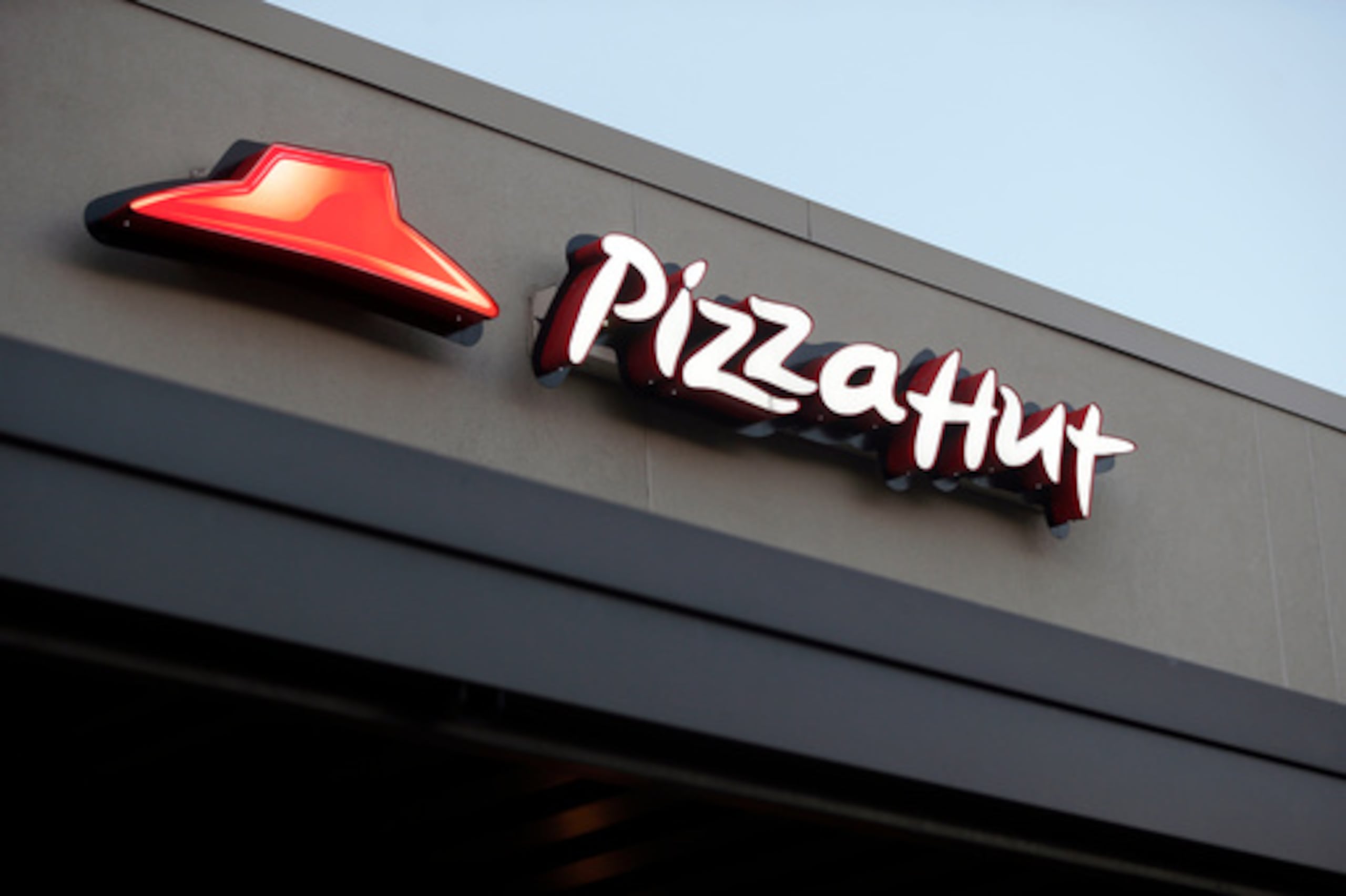 ARCHIVO - En esta fotografía de archivo, tomada el 15 de diciembre de 2016, se ve un restaurante Pizza Hut en Nueva Orleans. (Foto AP/Gerald Herbert, archivo)