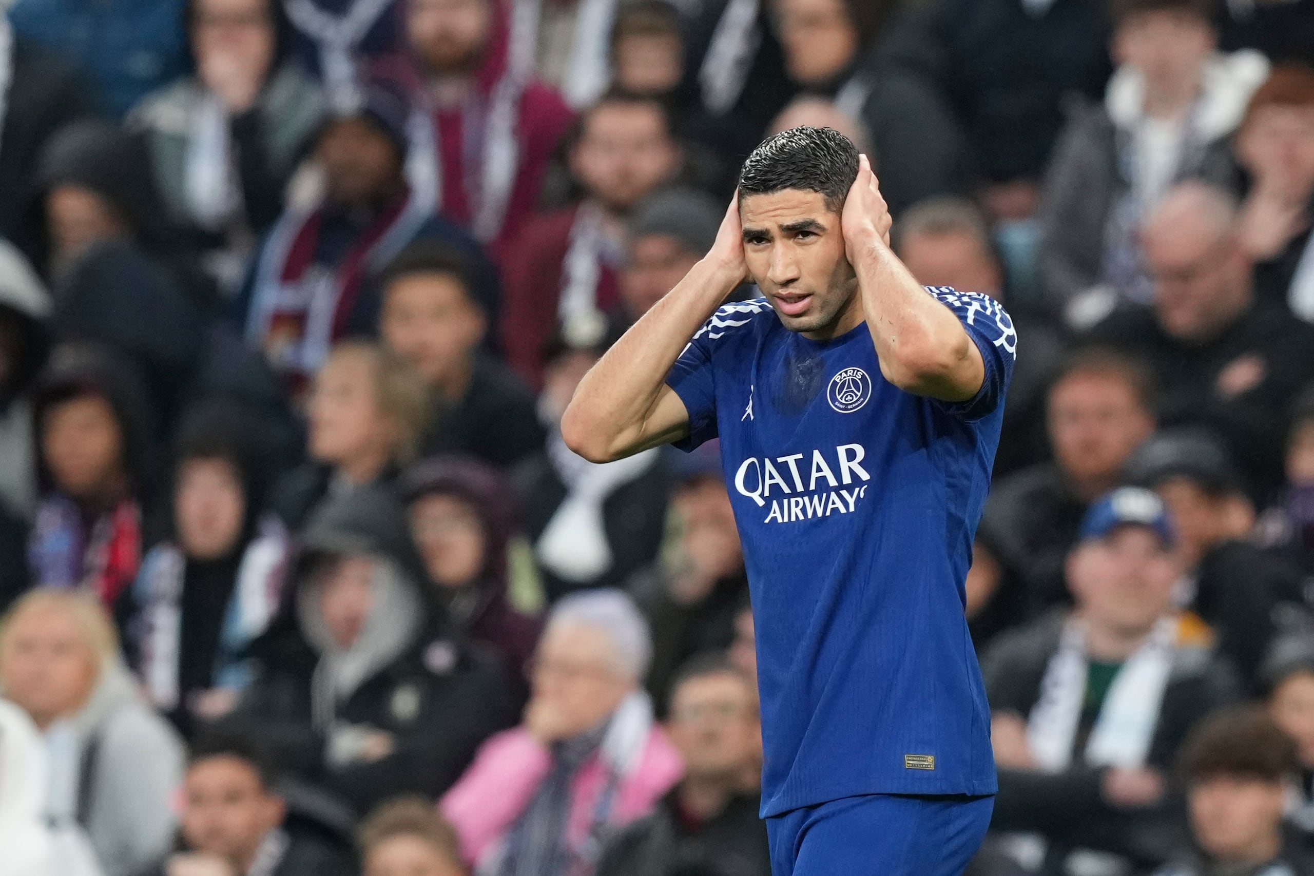 Achraf Hakimi, del PSG, celebra después de anotar el primer gol de su equipo durante el partido de vuelta de los cuartos de final de la Liga de Campeones entre el Aston Villa.