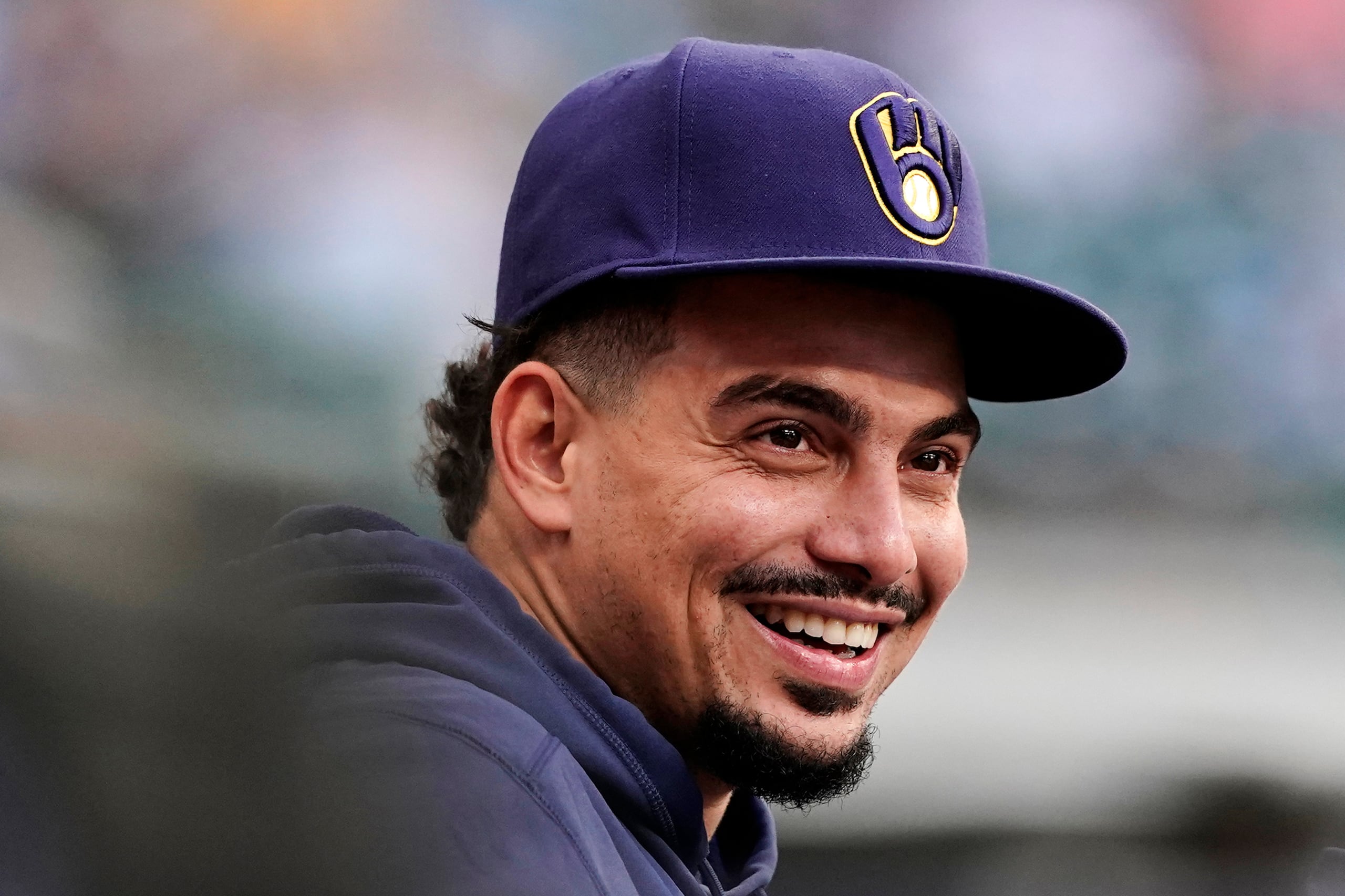 Willy Adames sonríe mientras observa un partido de la pasada campaña.