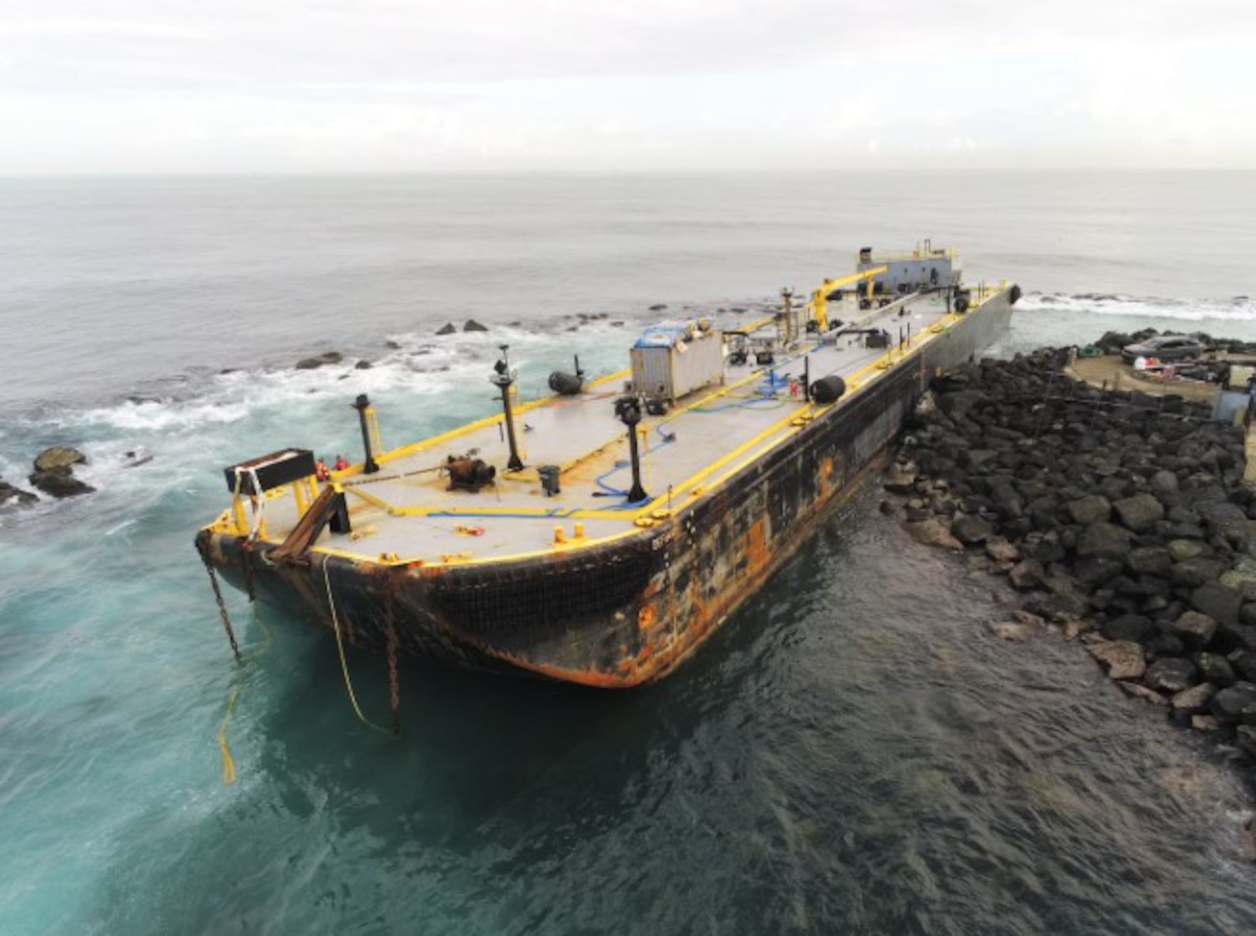 La barcaza Defiant encalló aproximadamente al mediodía del 9 de febrero, frente a la entrada del puerto de San Juan.
