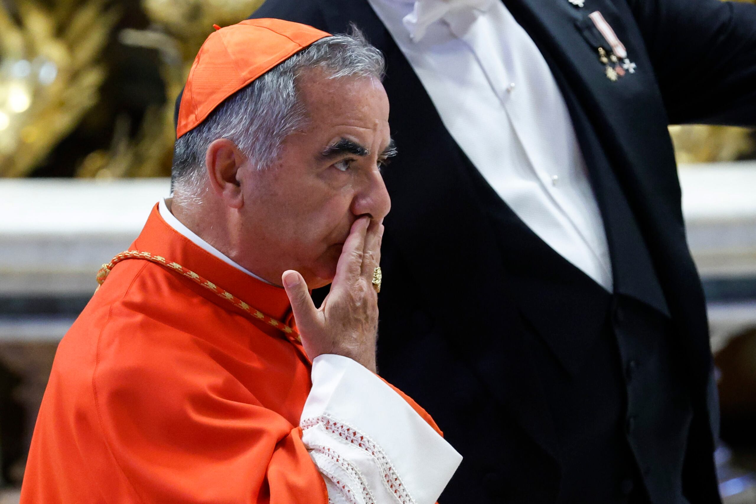 Becciu llegó a ser el número tres en el Vaticano hasta su caída en desgracia en el 2020, cuando estalló un escándalo por corrupción de proporciones millonarias que terminó con su convicción ante la justicia vaticana.