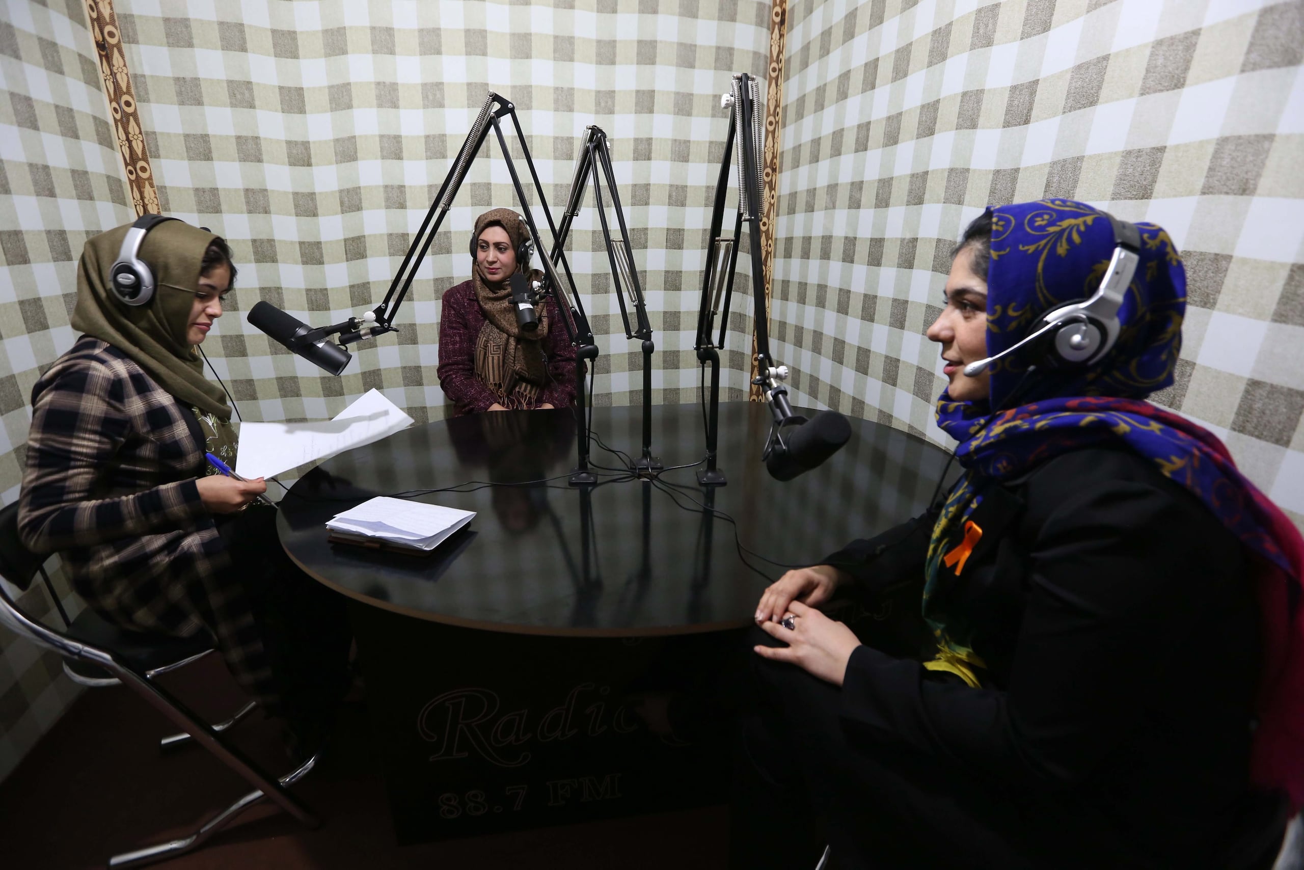Unas periodistas afganas en la emisora Radio Sahar.