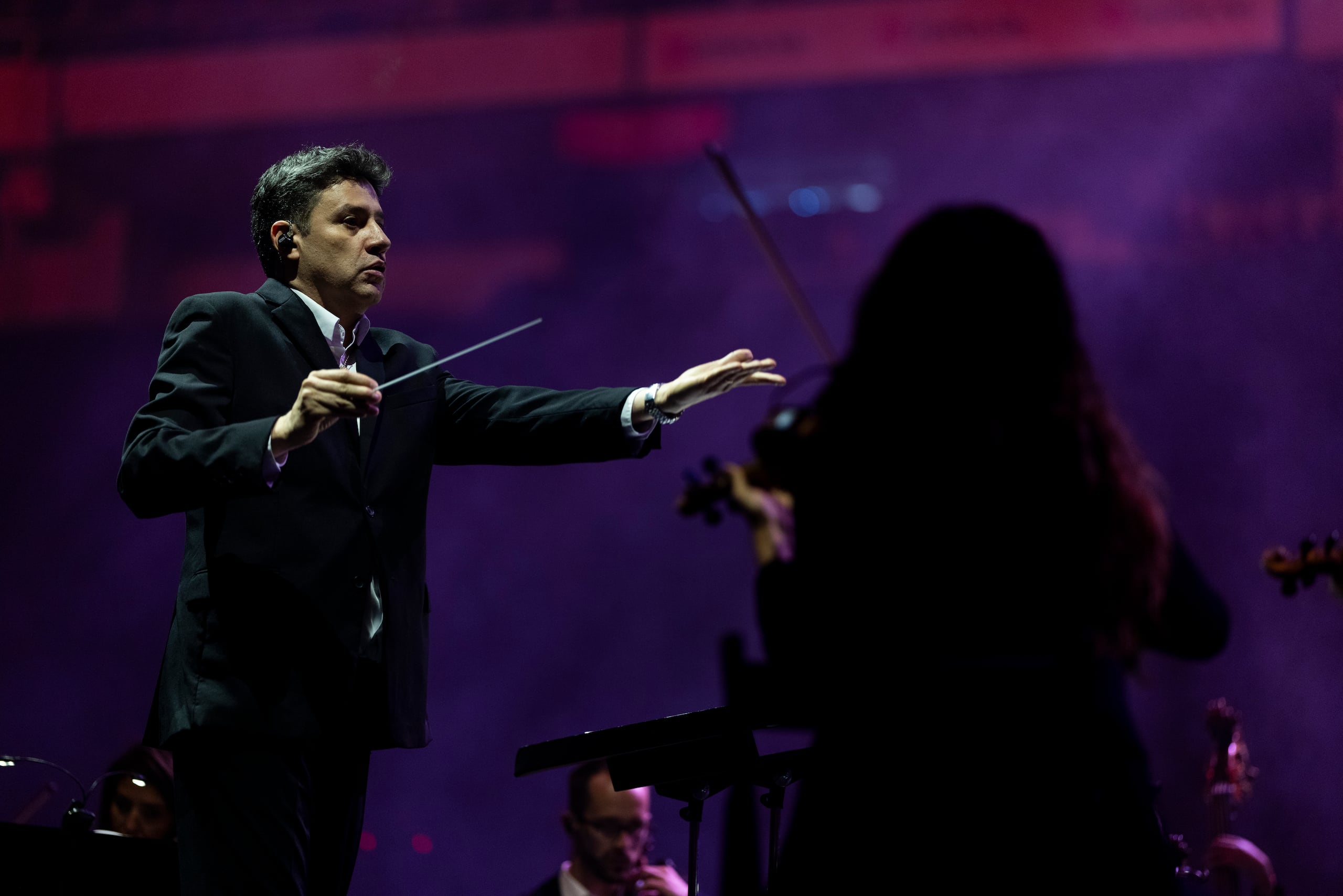 Carlitos López, director de la orquesta POP, tuvo a cargo la apertura del "Most Wanted Tour".