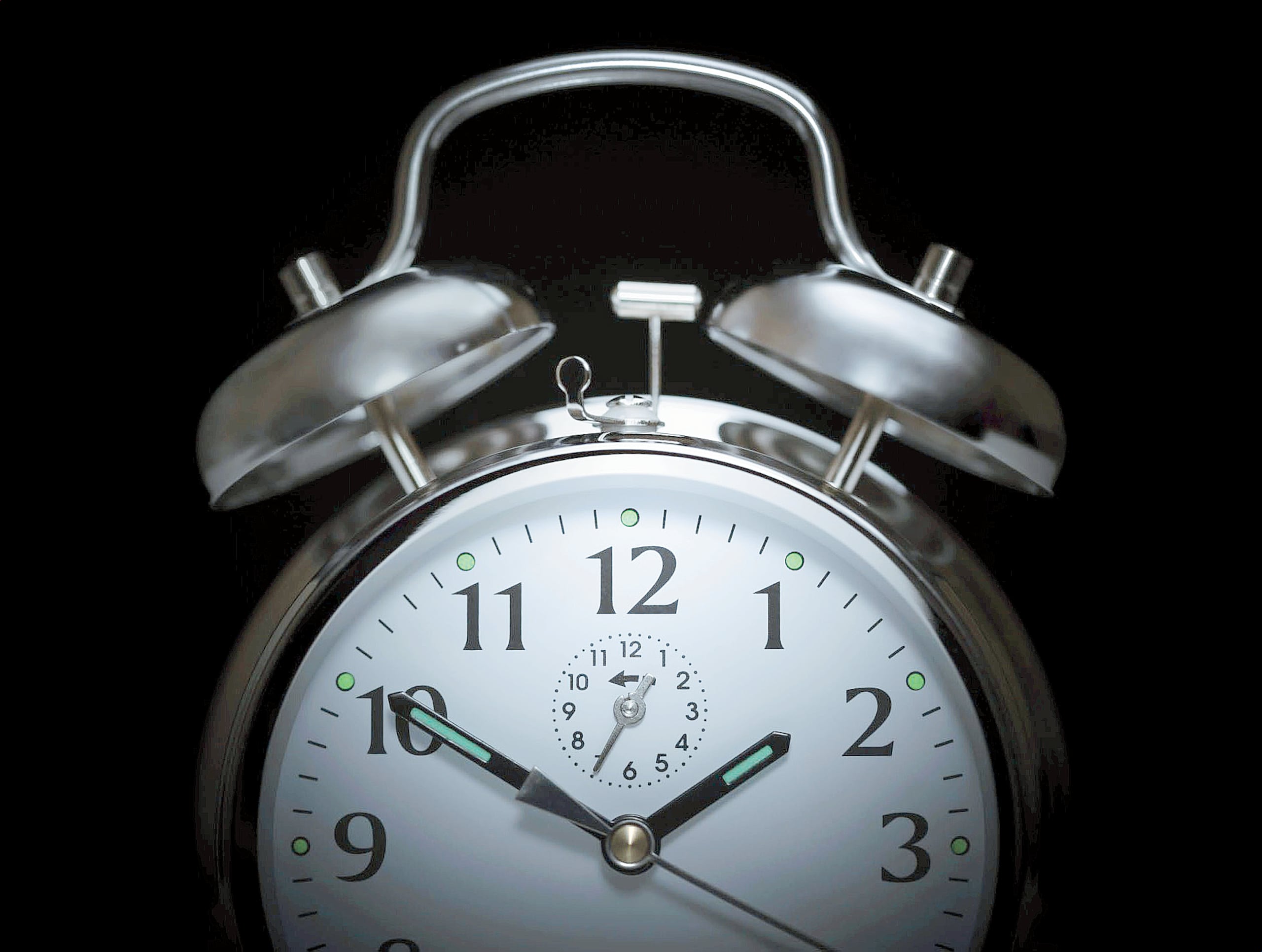 Para los relojes que marcan las horas y los minutos con un mecanismo de agujas con formato de 12 horas, lo recomendable es cambiar la hora de forma manual antes de irse a dormir.