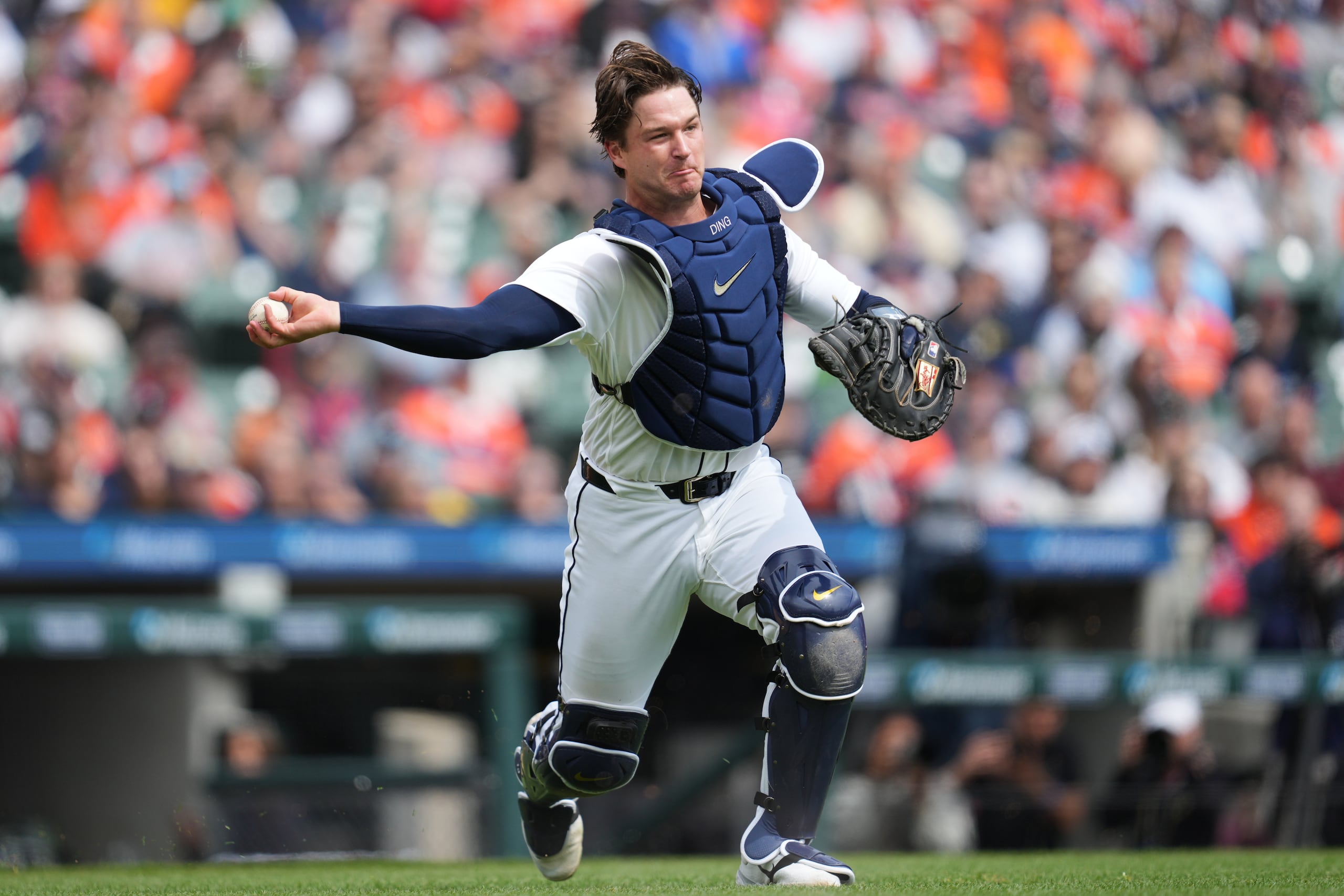 El receptor Dillon Dingler de los Tigers de Detroit lanza a primera base ante los Cardinals de San Luis, el sábado 4 de abril de 2026, en Detroit. (AP Foto/Paul Sancya)