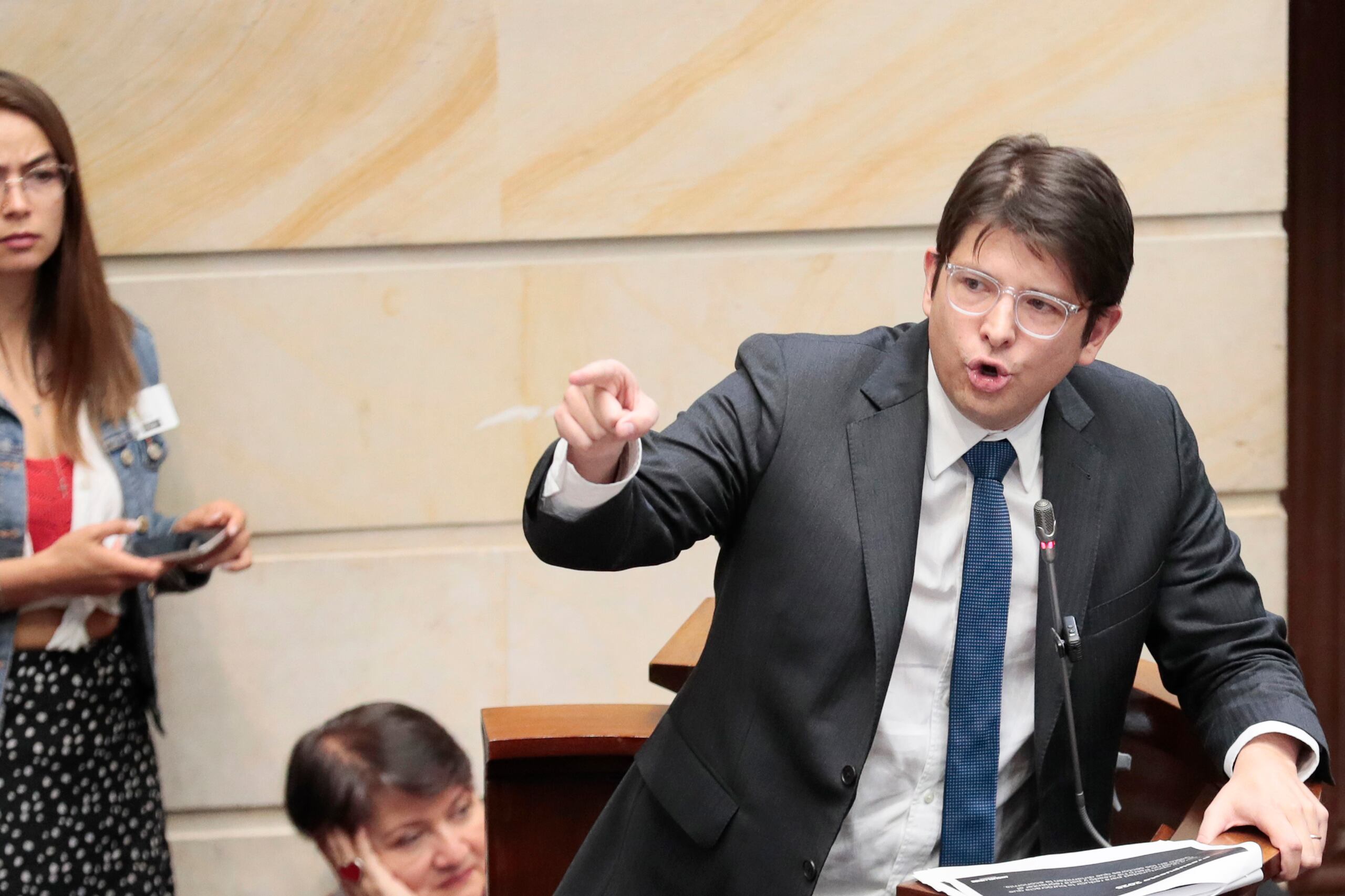 El entonces senador Miguel Uribe asiste a un debate en el Congreso colombiano, en Bogotá (Colombia), en una fotografía de archivo.
