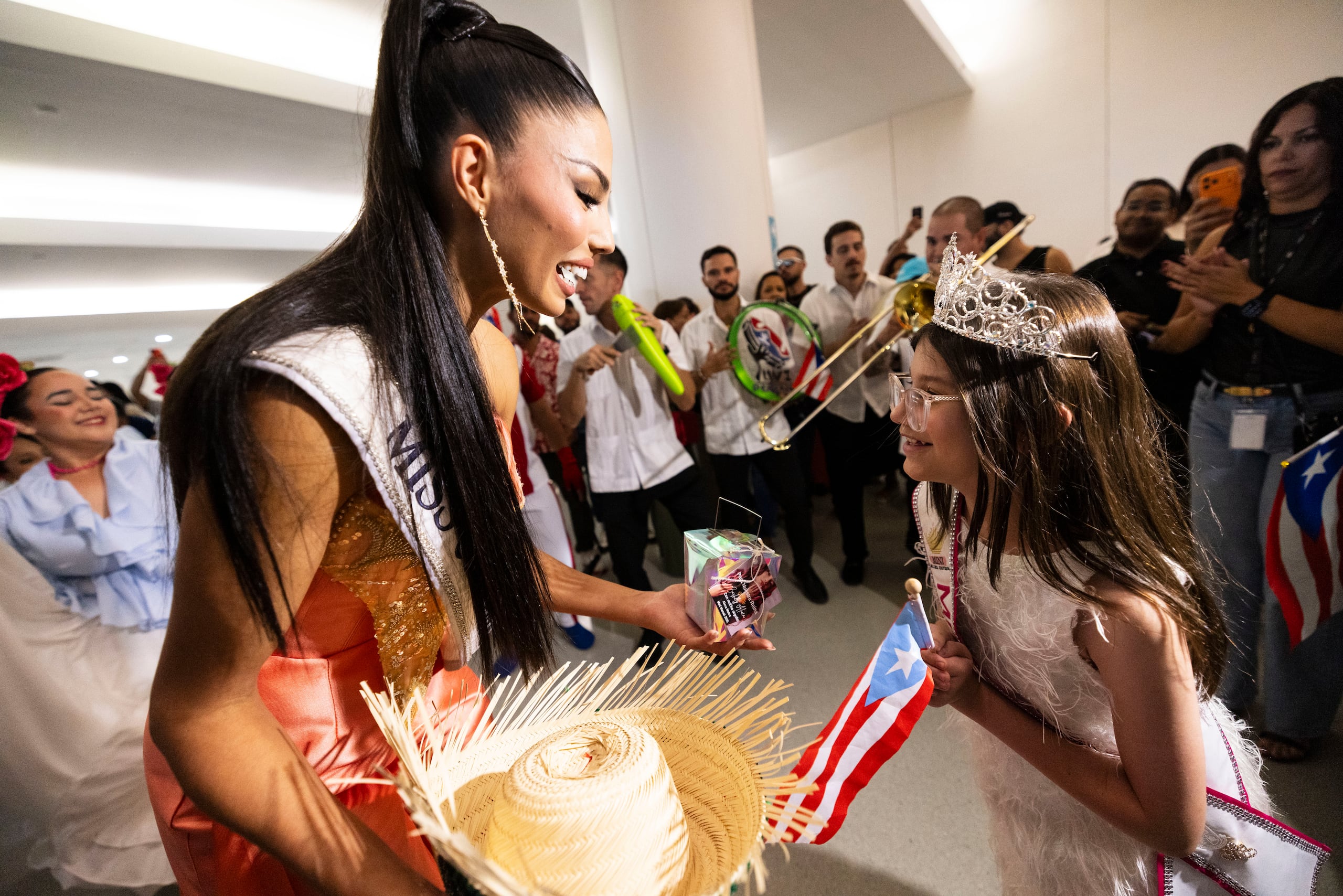 Zashely Alicea también recibió a pequeños fanáticos en el área de recogido de pasajeros del Aeropuerto Internacional Luis Muñoz Marín.