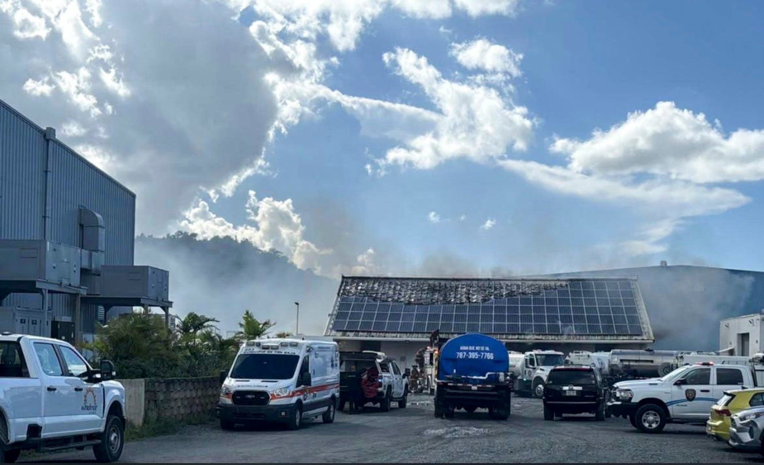 Bomberos combaten incendio en la antigua base naval en Toa Baja.