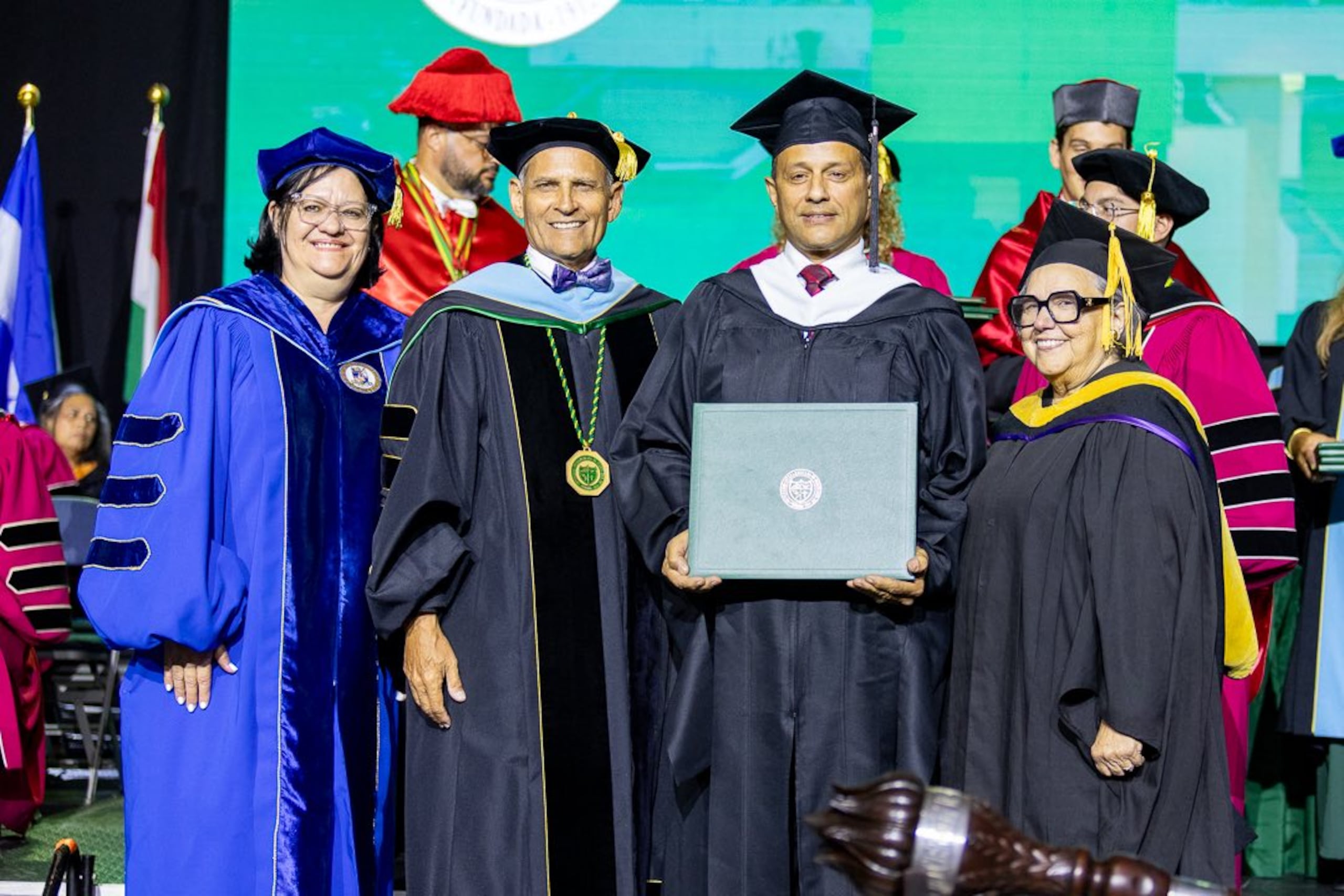 El alcalde compartió en la ceremonia de graduación con el presidente de la Universidad Interamericana, Rafael Ramírez Rivera.