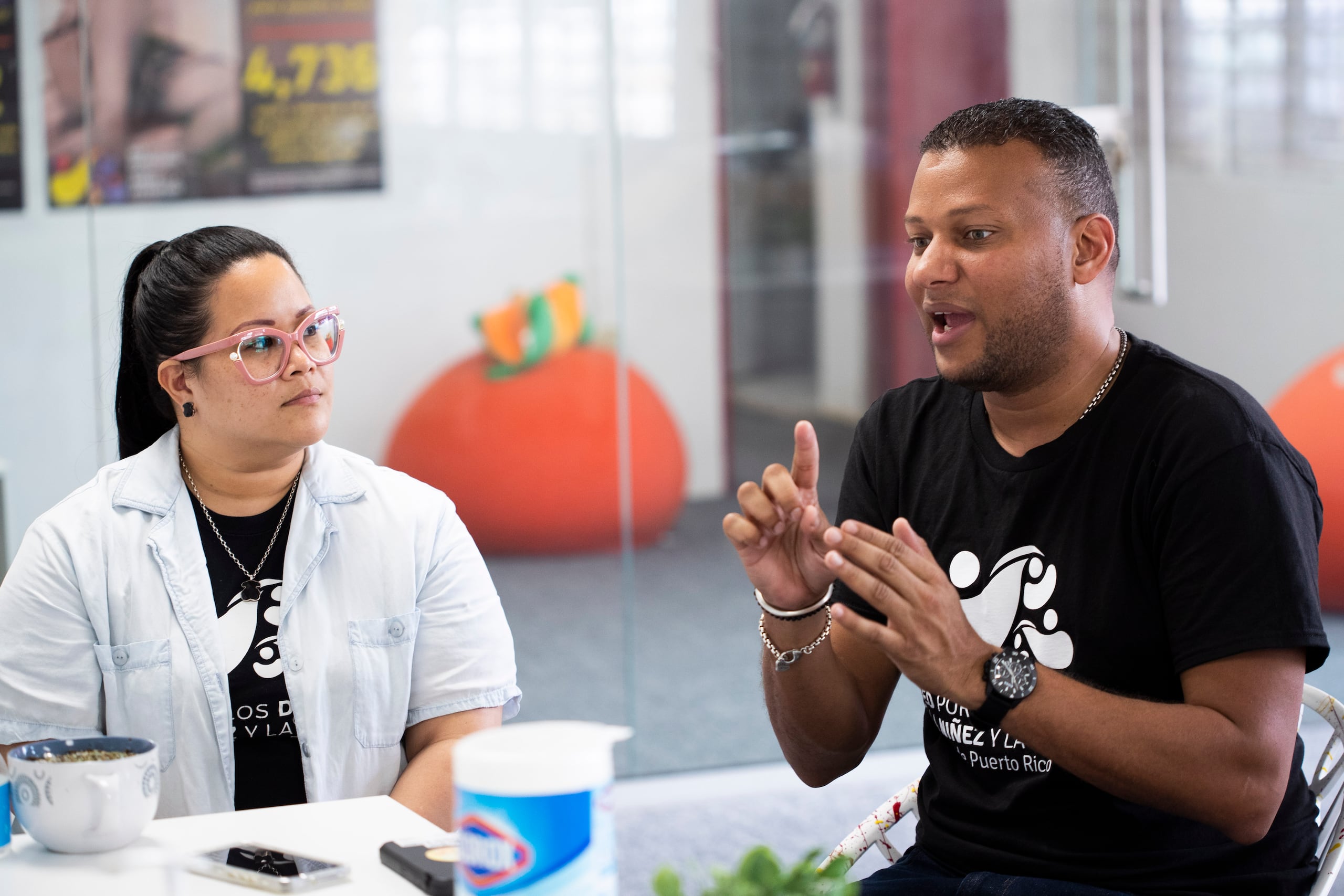Emibell Chong Trinidad, trabajadora social y directora de programas, junto a Marcos Santana Andújar, director y fundador de la Red Por los Derechos de la Niñez y la Juventud.