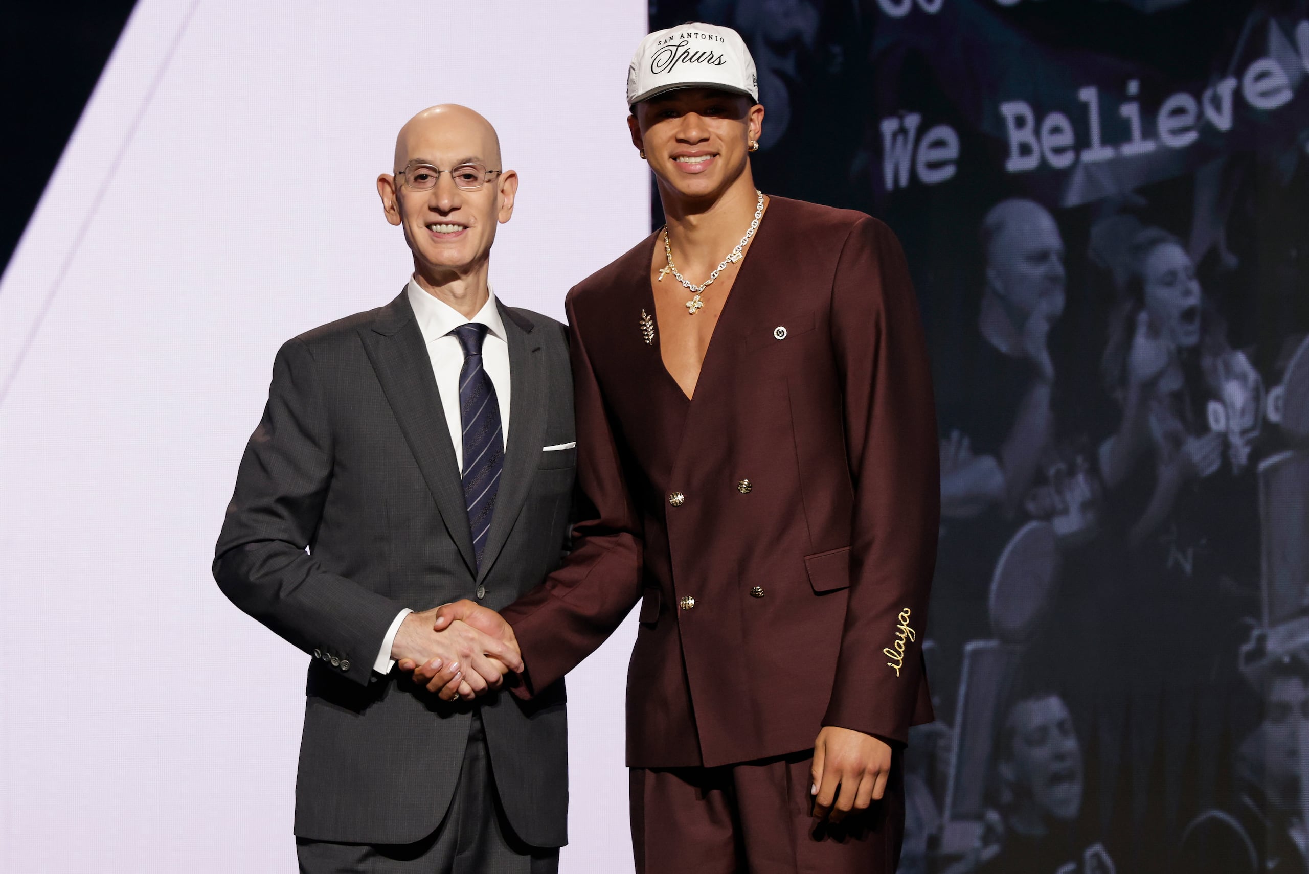 Carter Bryant posa con el comisionado de la NBA, Adam Silver, después de ser seleccionado por los Spurs de San Antonio con el turno 14 del Draft de la NBA.