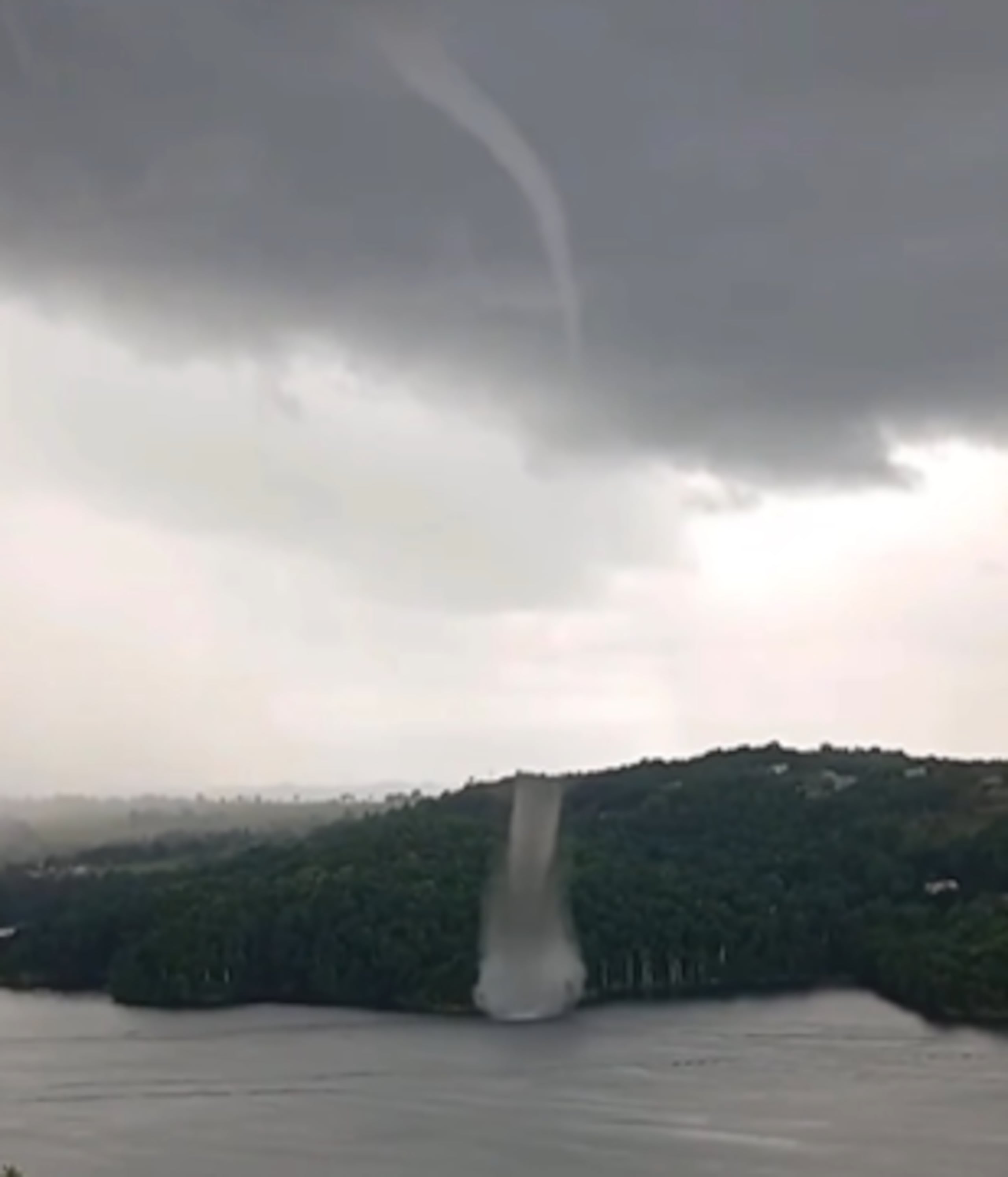 Una tromba marina (tornado en el agua) se formó la tarde del sábado sobre el lago Guajataca.