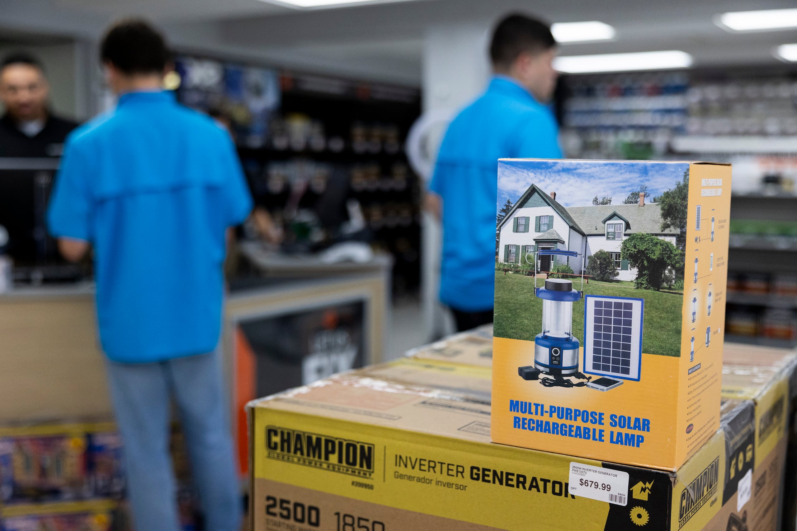 Las lámparas solares y recargable están incluidas en el listado de artículos que no tendrían IVU durante este fin de semana. (Archivo / GFR Media)