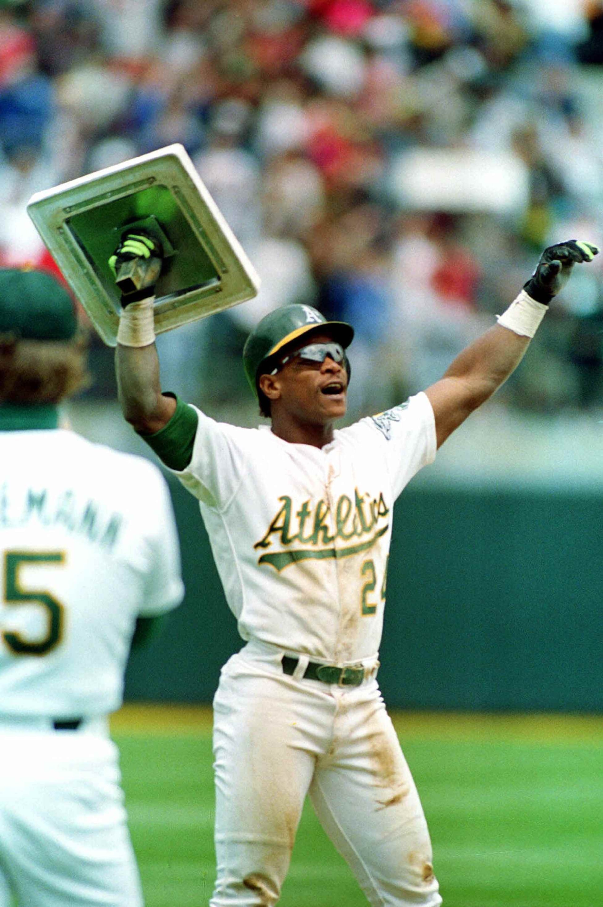 En 25 temporadas en las Grandes Ligas, Rickey Henderson se robó 1,406 bases, líder de todos los tiempos en las Mayores. En Puerto Rico, jugó dos temporadas con los Leones de Ponce. (AP / Alan Greth)
