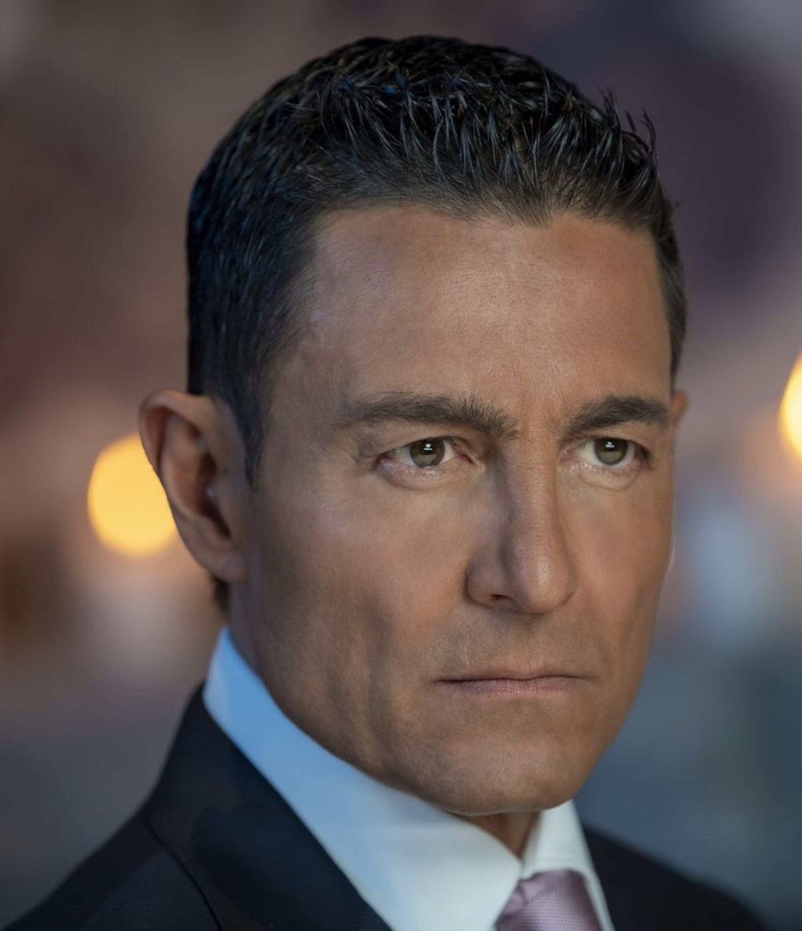Por lo que se ve, Fernando Colunga debe haberse hecho unos arreglitos en el rostro.