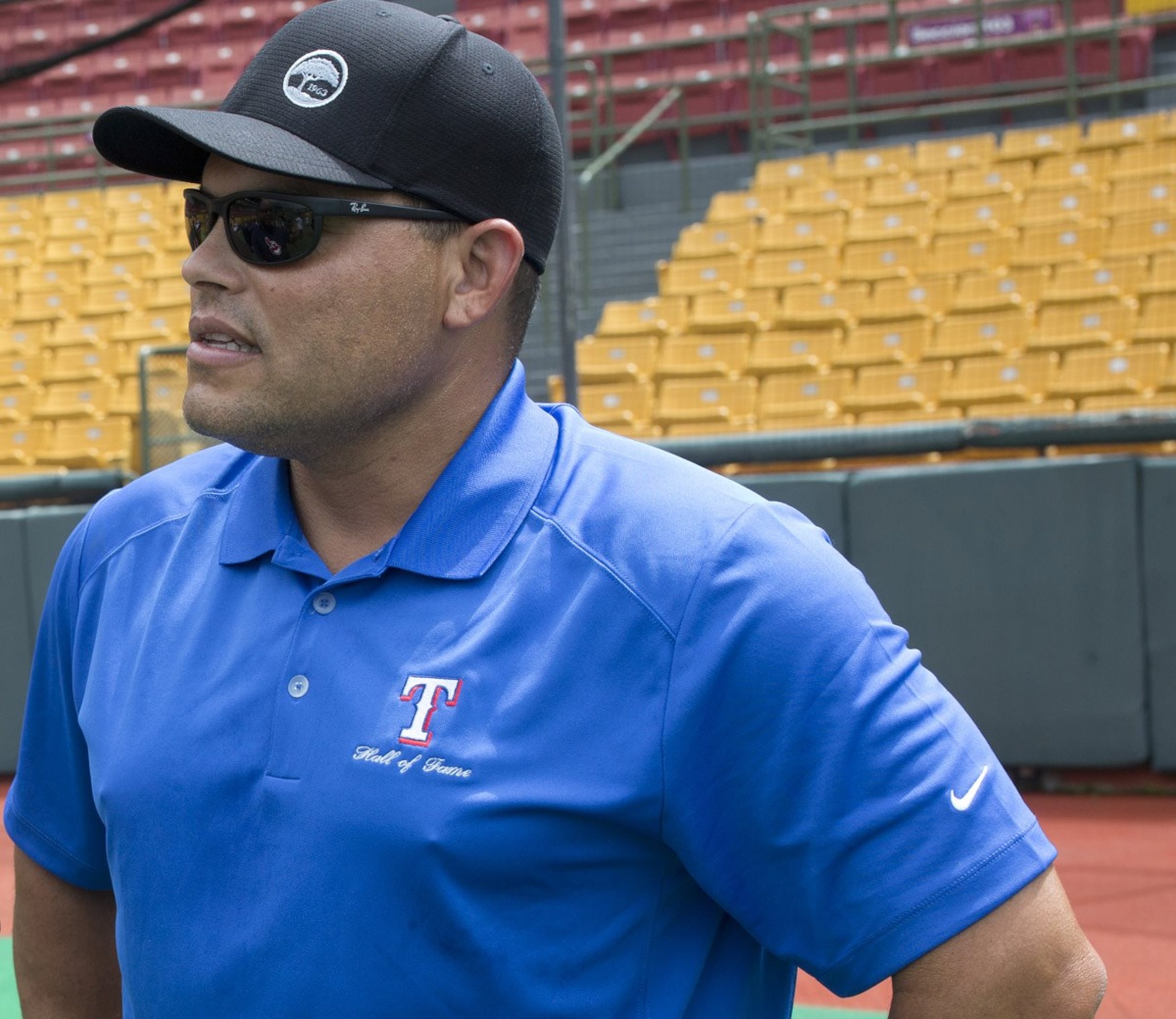 Iván Rodríguez, conocido como Pudge, promociona el uso de condones para evitar el contagio sexual del virus del zika. (Archivo / GFR Media)