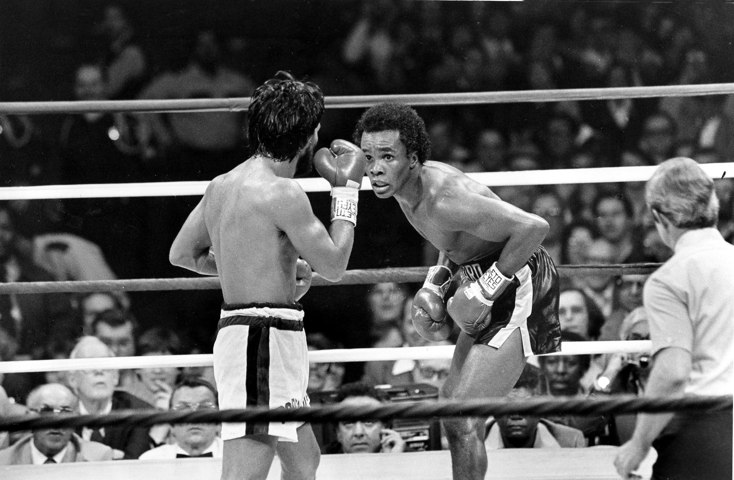 En esta foto de noviembre 25 de noviembre de 1980, "Sugar" Ray Leonard (derecha) se mofa de Roberto Durán en la pelea por el cetro mediano del CMB en Nueva Orleáns.