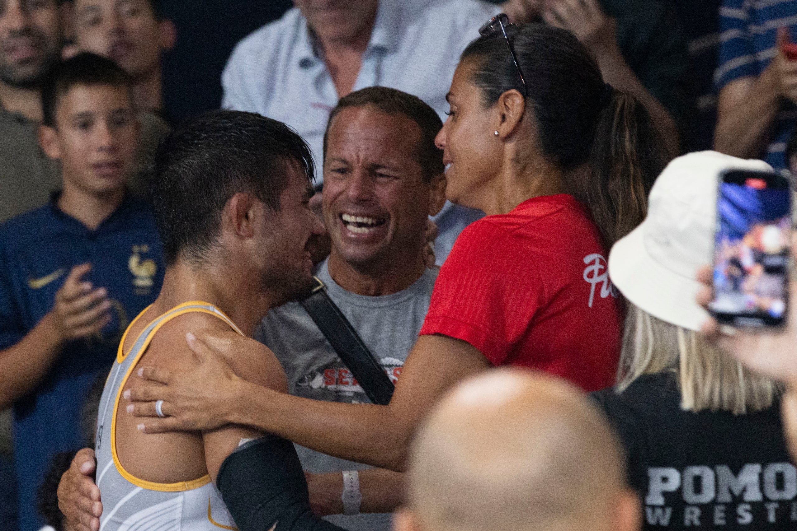 Sebastián Rivera saltó hacia las gradas de la arena donde compitió al finalizar su evento para abrazarse con su padre y otros familiares.