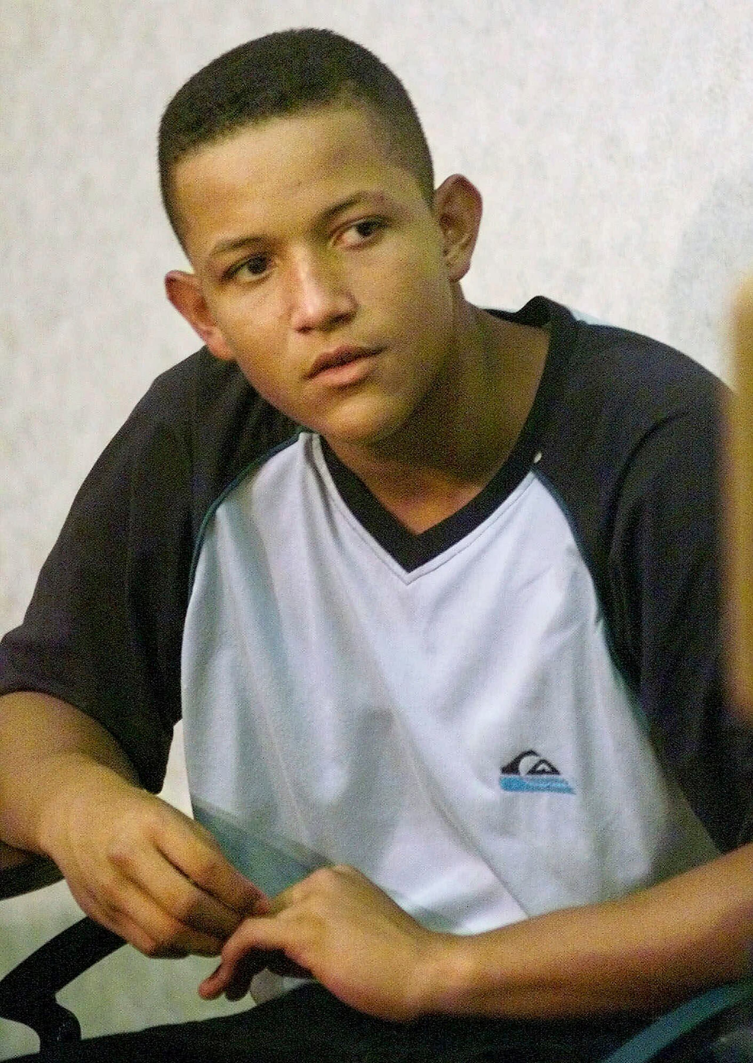 Miguel Cabrera, con apenas 16 años, observa mientras era presentado como una firma de los Marlins en el 1999. Recibió una bonificación de $1.8 millones.