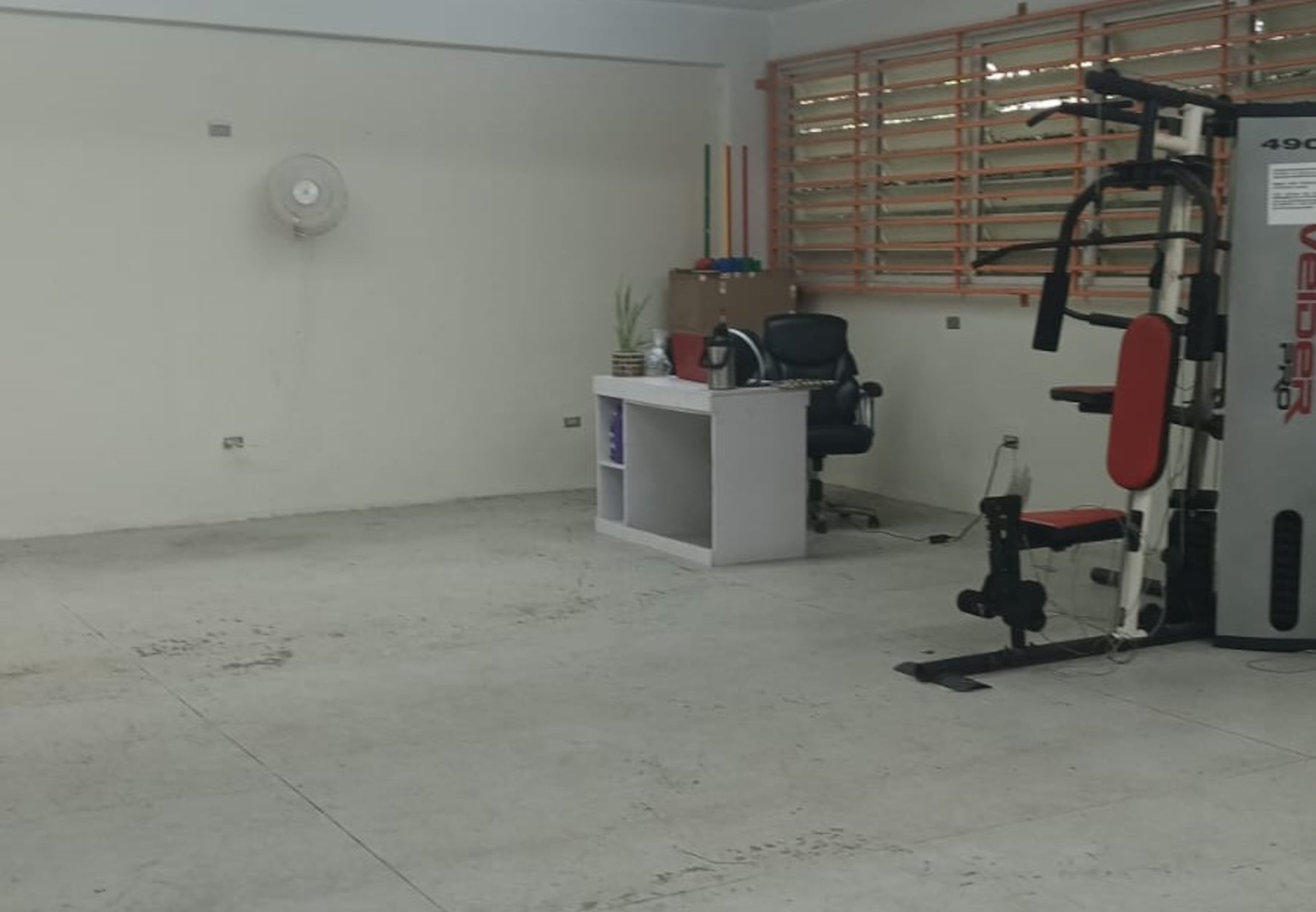 Así luce el salón del maestro Vidal Otero, en la escuela intermedia Leonardo Valentín Tirado, en Florida.