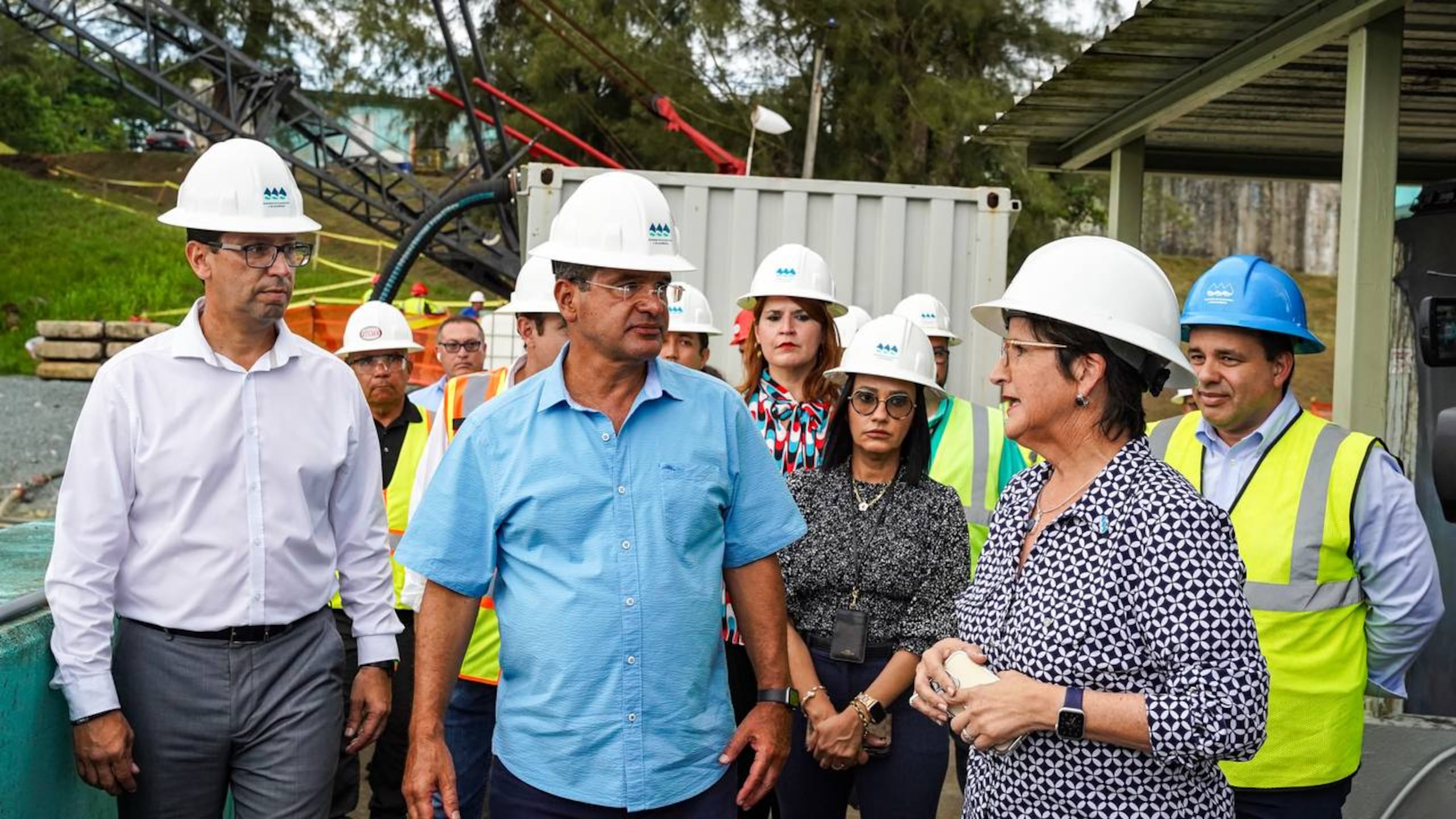 El gobernador Pedro Pierluisi y la presidenta ejecutiva de la AAA, Doriel I. Pagán Crespo, inspeccionaron el proyecto.
