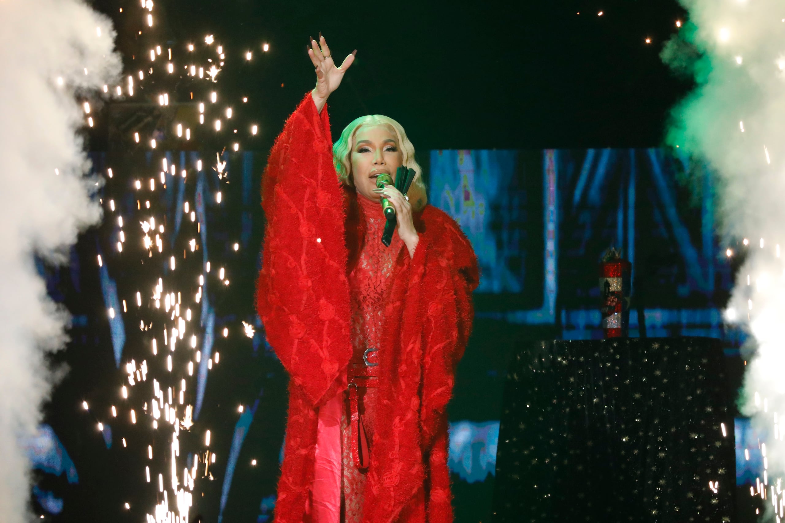 Durante todo el concierto, Ivy Queen se mostró visiblemente emocionada llevándose la mano al pecho al ser ovacionada por el público en las pausas entre canciones y recordó su trayectoria: “Del ‘underground’ al Carnegie Hall”, aseguró.