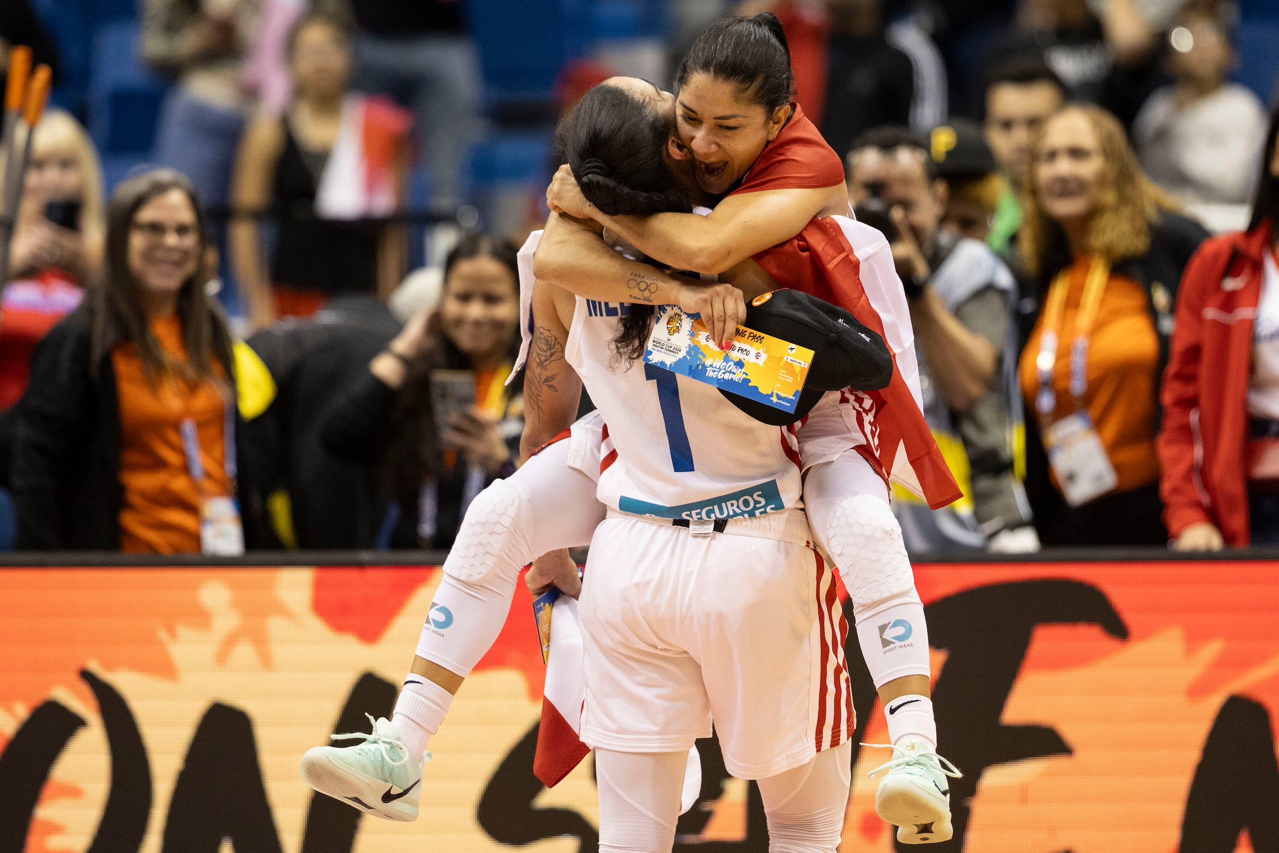 Pamela Rosado abraza a Tayra Meléndez tras Puerto Rico clasificar a la Copa del Mundo de la FIBA 2026.