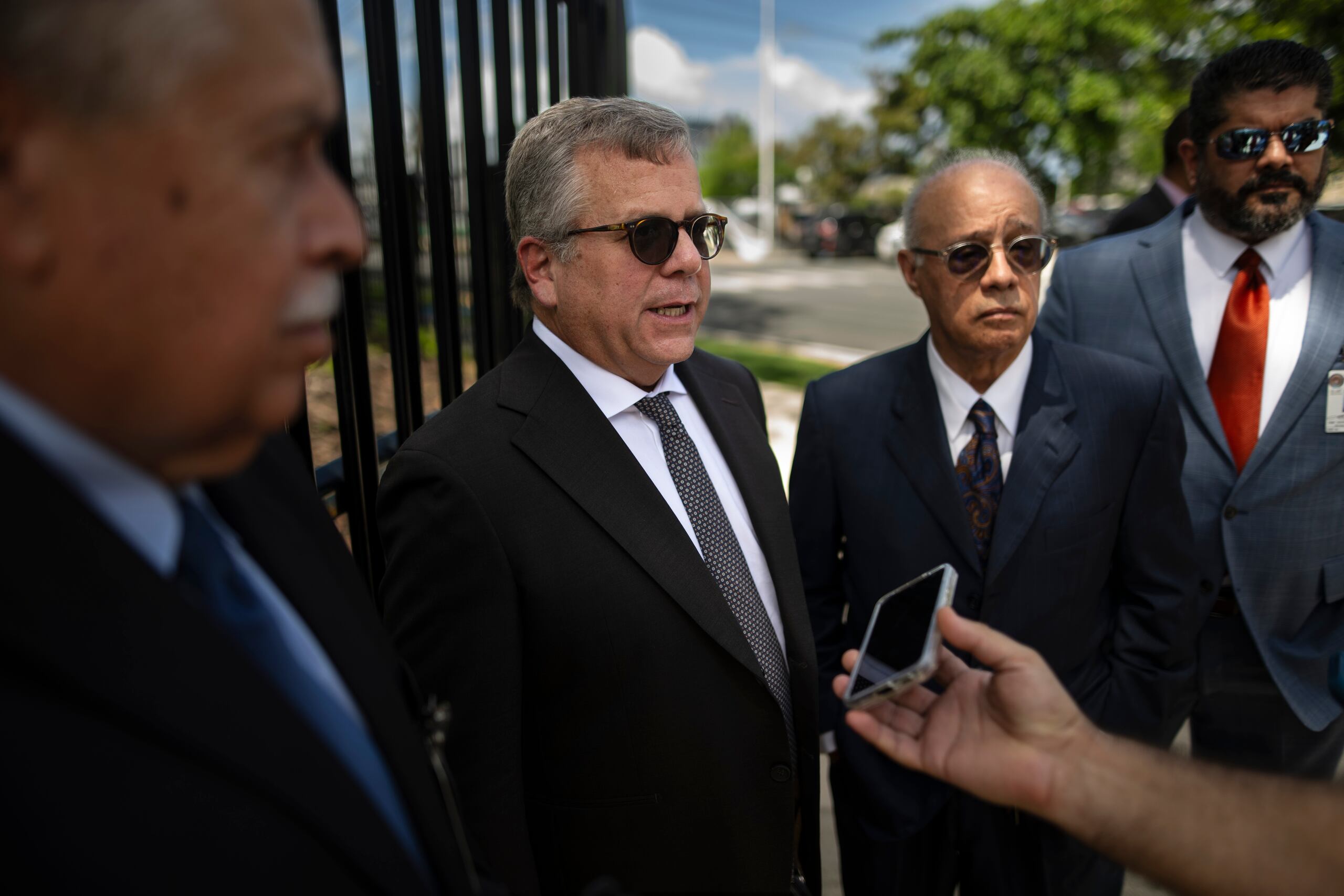 El equipo de la defensa legal de Wanda Vázquez, integrado, desde la izquierda, por los abogados Luis Plaza, Ignacio Fernández, Peter John Porrata y Edgar Sánchez, afirmó que prefiere que el caso se vea en la Isla, aunque la defensa de uno de los coacusados quiere que sea en otra jurisdicción.
