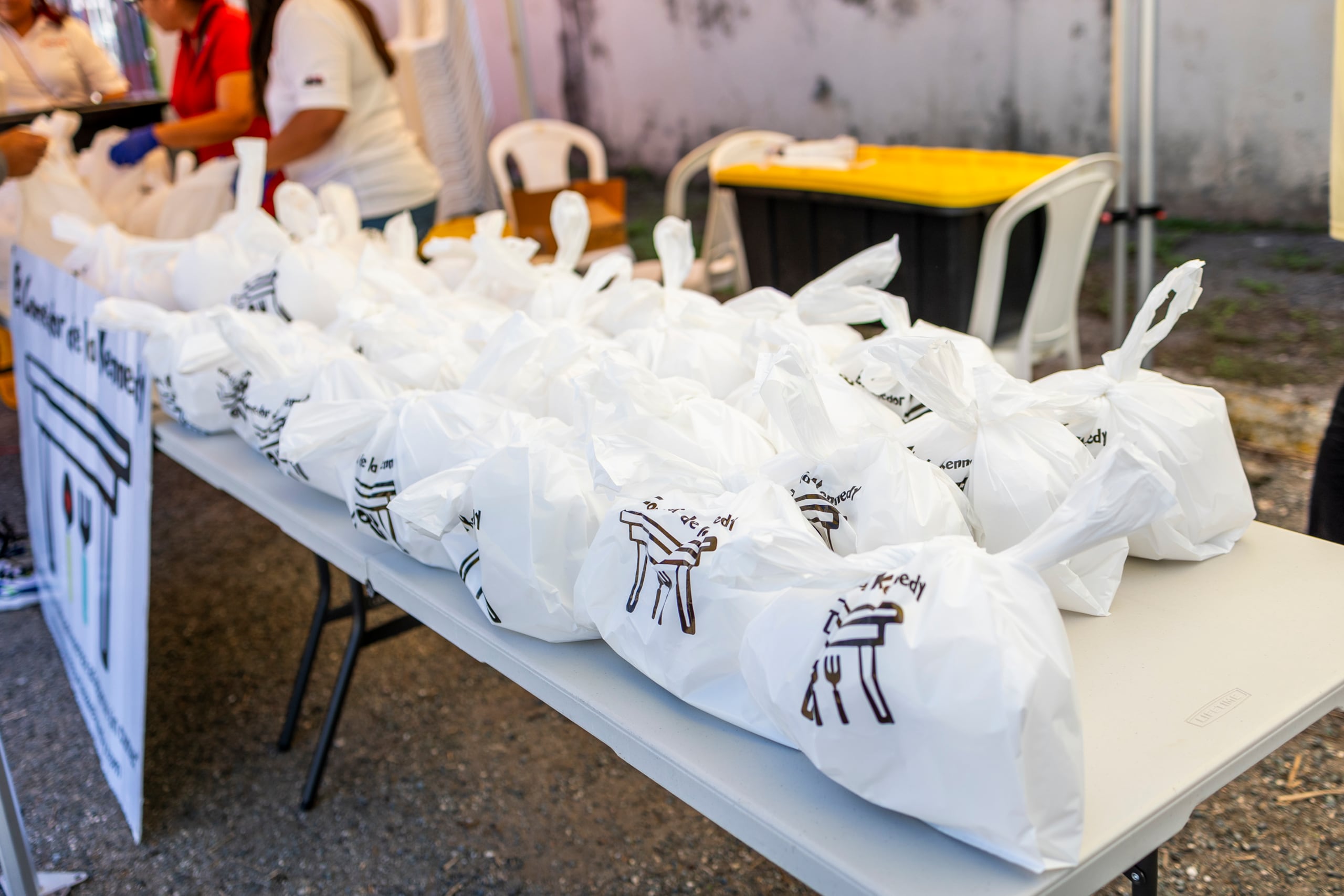 La organización reparte comida caliente, además de compras.