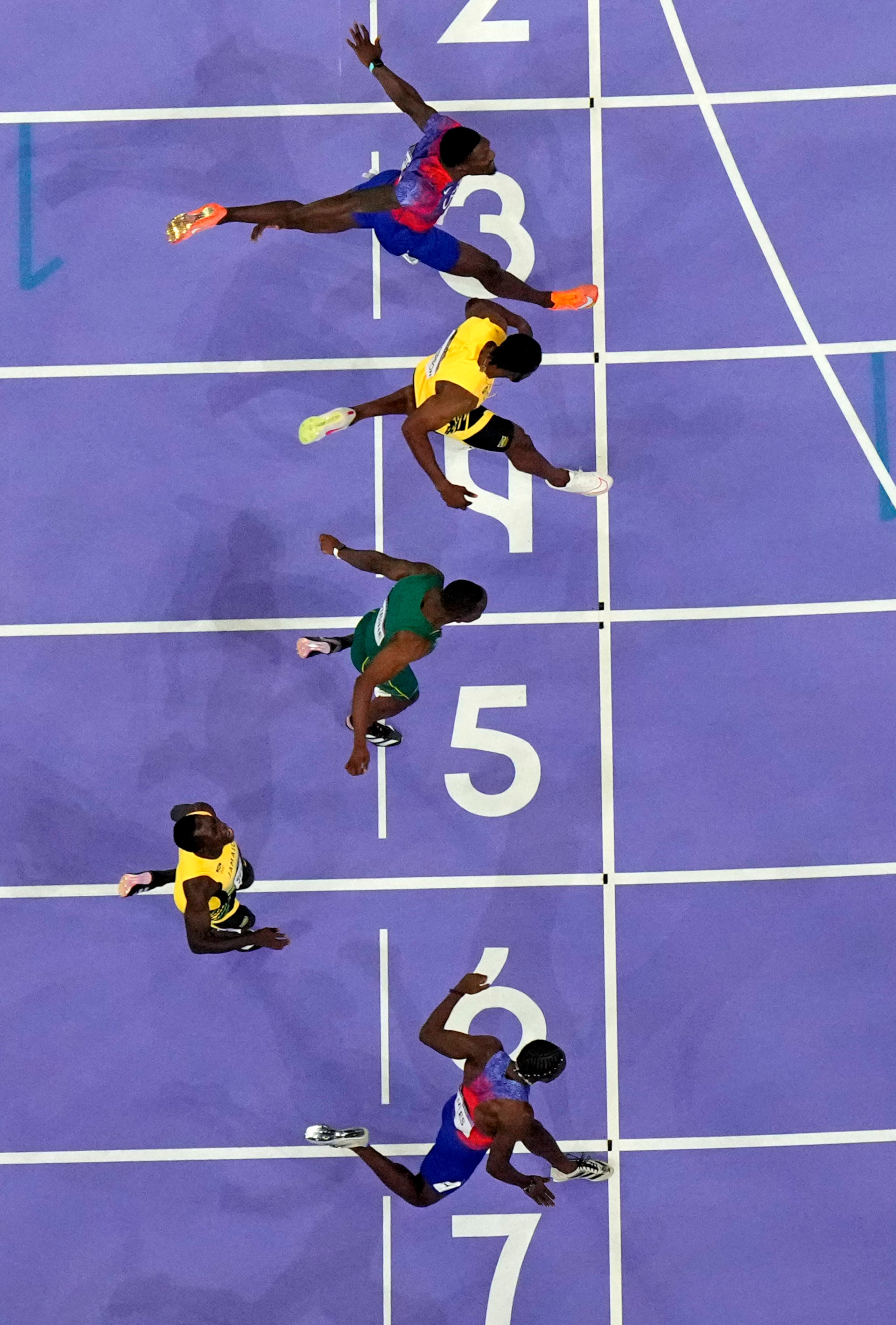 Noah Lyles aparece aquí en el carril siete.