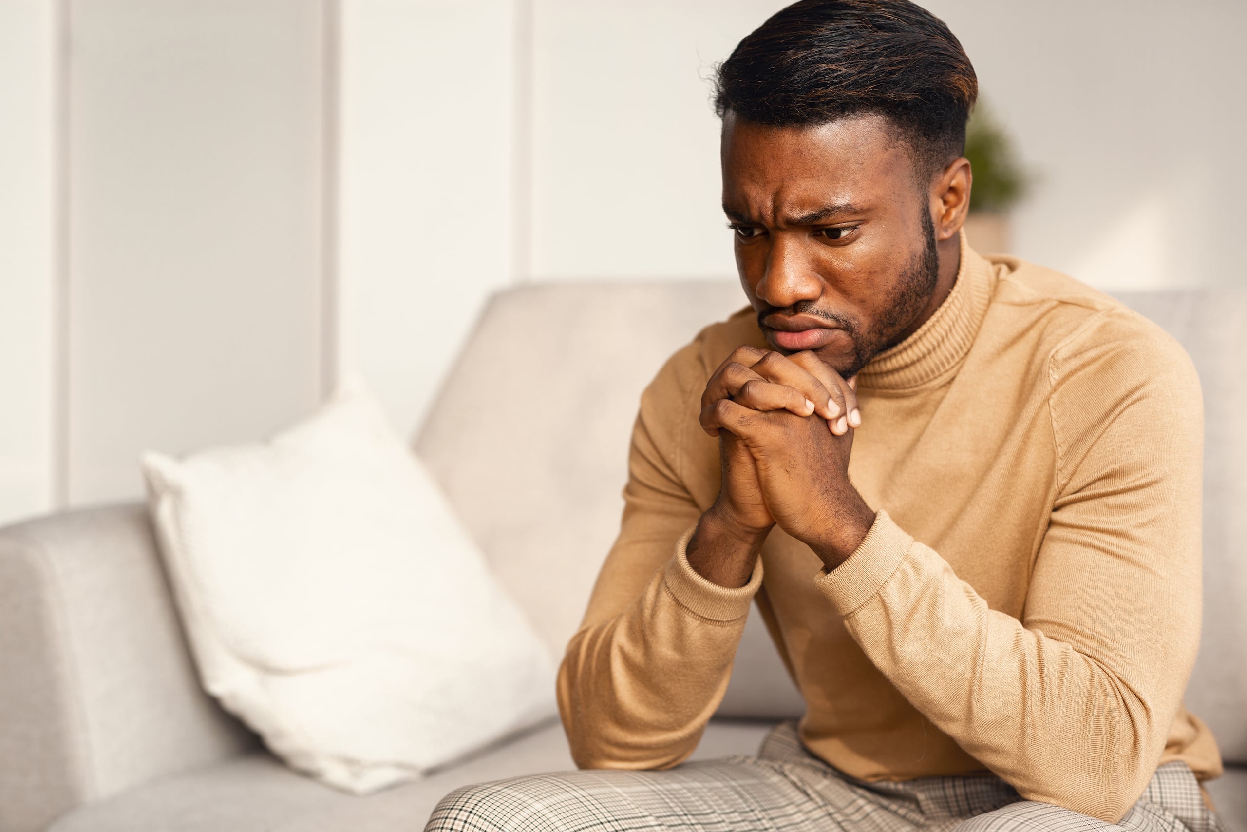 Sentimientos de confusión, desasosiego, miedo, impotencia y desesperanza son comunes en las personas que están expuestas a desastres naturales . (Shutterstock)
