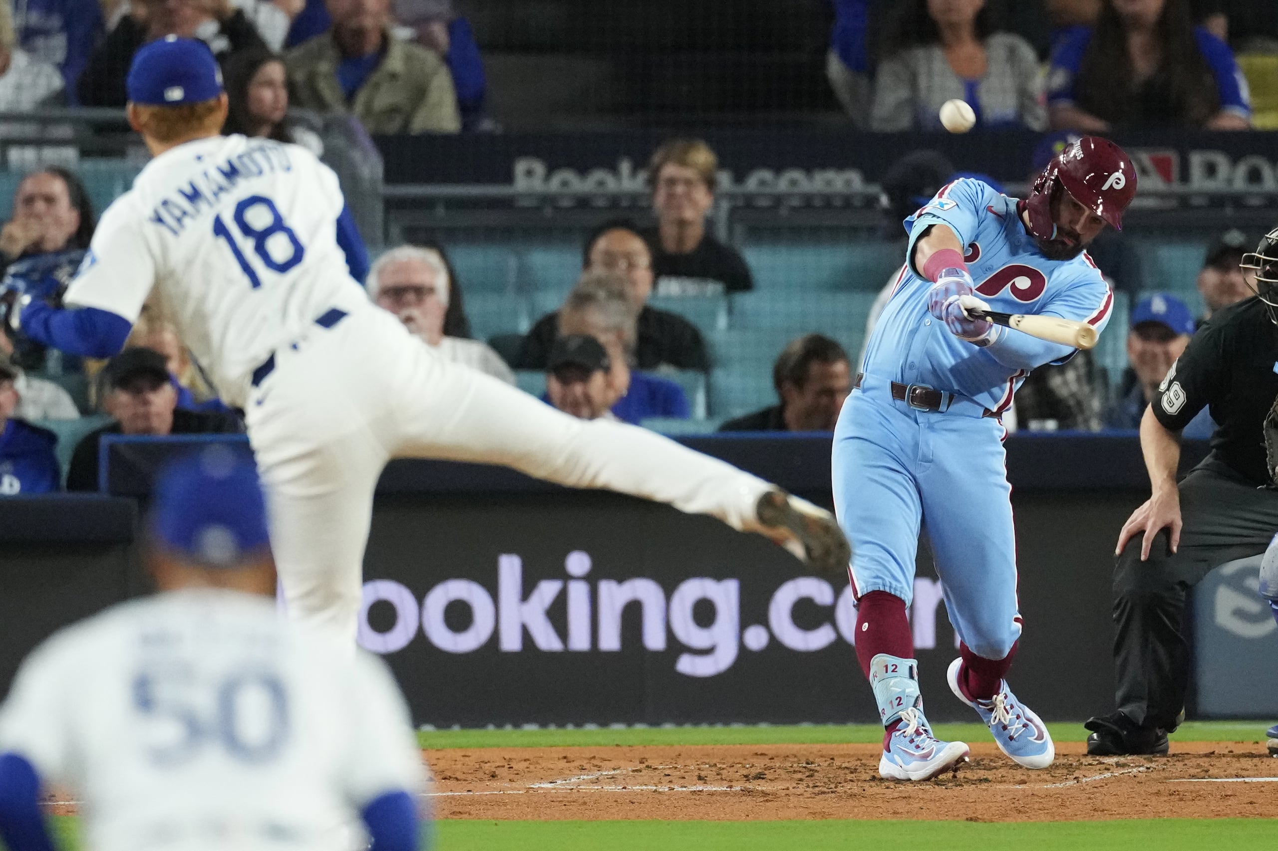 Kyle Schwarber, de los Phillies de Filadelfia, batea un cuadrangular solitario frente al abridor de los Dodgers de Los Ángeles, Yoshinobu Yamamoto, durante la cuarta entrada del tercer juego de la Serie Divisional de la Liga Nacional, el miércoles 8 de octubre de 2025, en Los Ángeles. (AP Foto/Jae C. Hong)