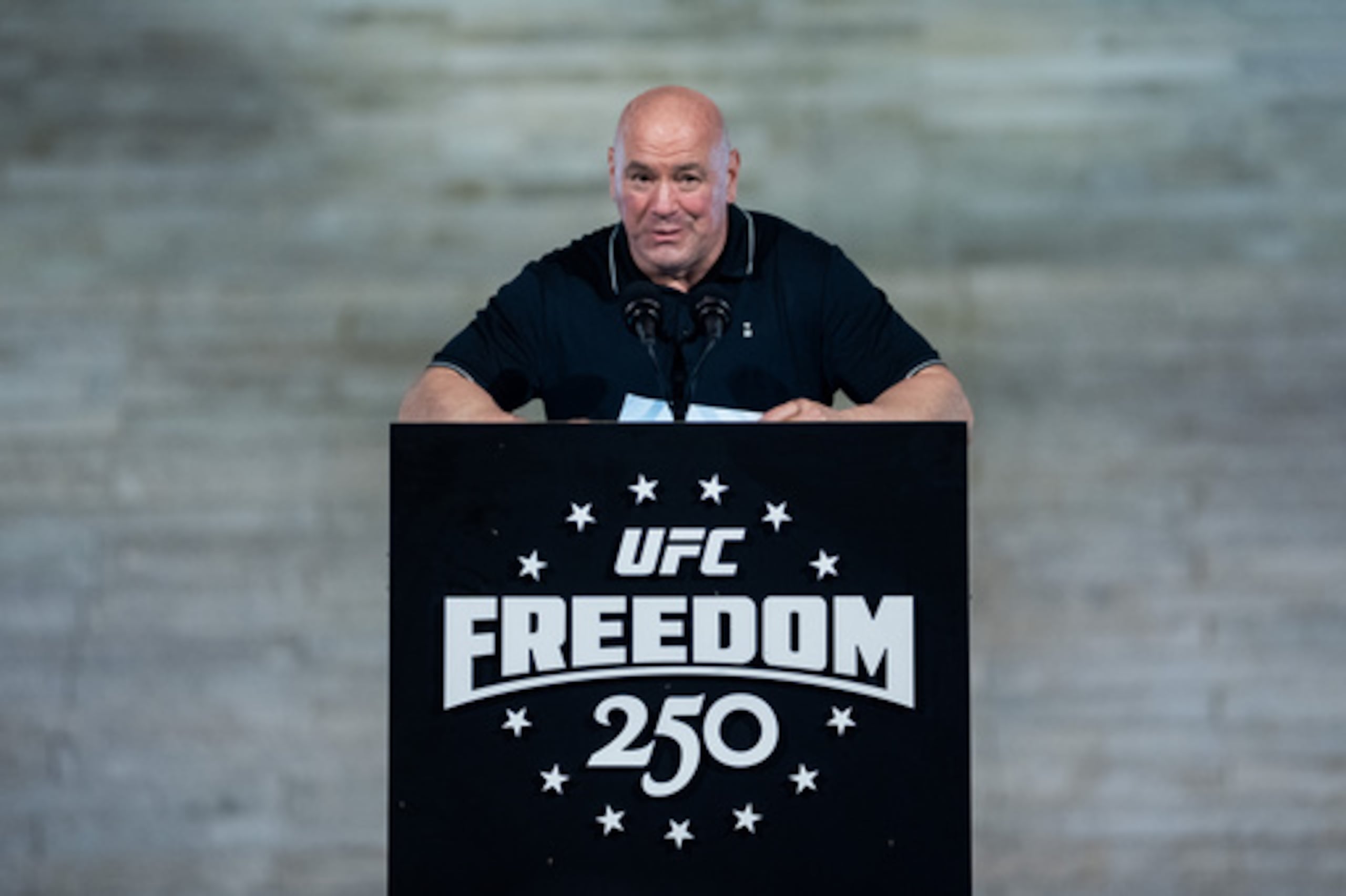 El presidente y director ejecutivo de la UFC, Dana White, interviene durante una rueda de prensa de la UFC celebrada en el Monumento a Lincoln, previa a la pelea del domingo en el Jardín Sur de la Casa Blanca, el viernes 12 de junio de 2026, en Washington. (Foto AP/Allison Robbert)