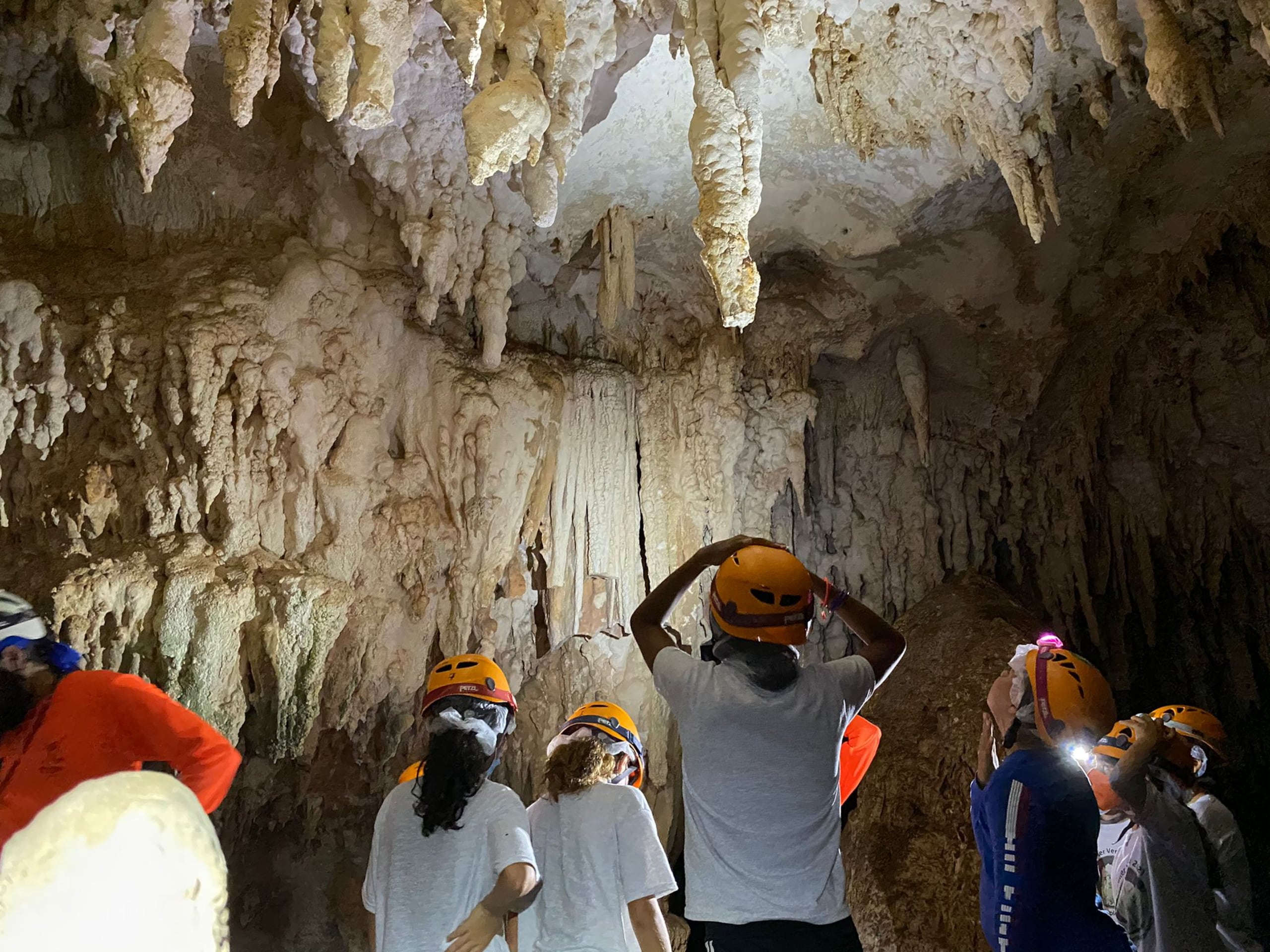 Recorrido en las cuevas de la reserva natural Las Cabachuelas, en Morovis.
