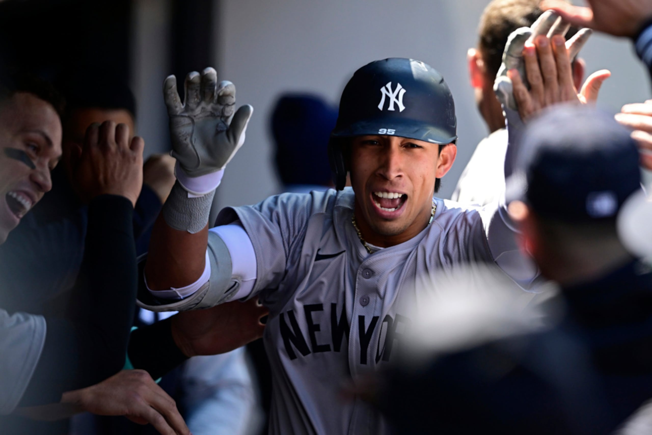 Oswaldo Cabrera es felicitado en el dugout tras batear un jonrón de dos carreras frente al relevista de los Guardians de Cleveland.