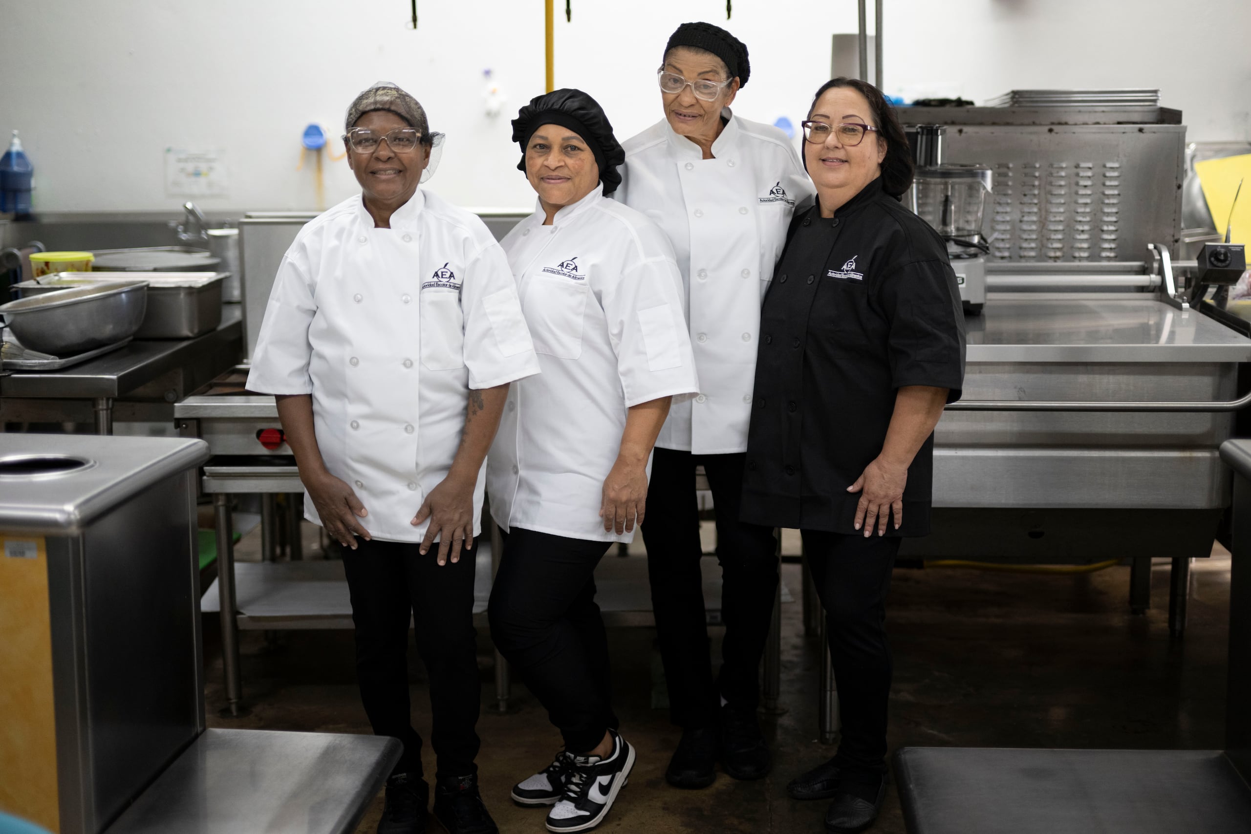 Desde la derecha, Liliam Domena, Isabel Ramos López, Deviliana Báez Rosario y Nitza Carrasquillo Allende modelan los nuevos uniformes. FOTO POR: Carlos Rivera Giusti/GFR Media