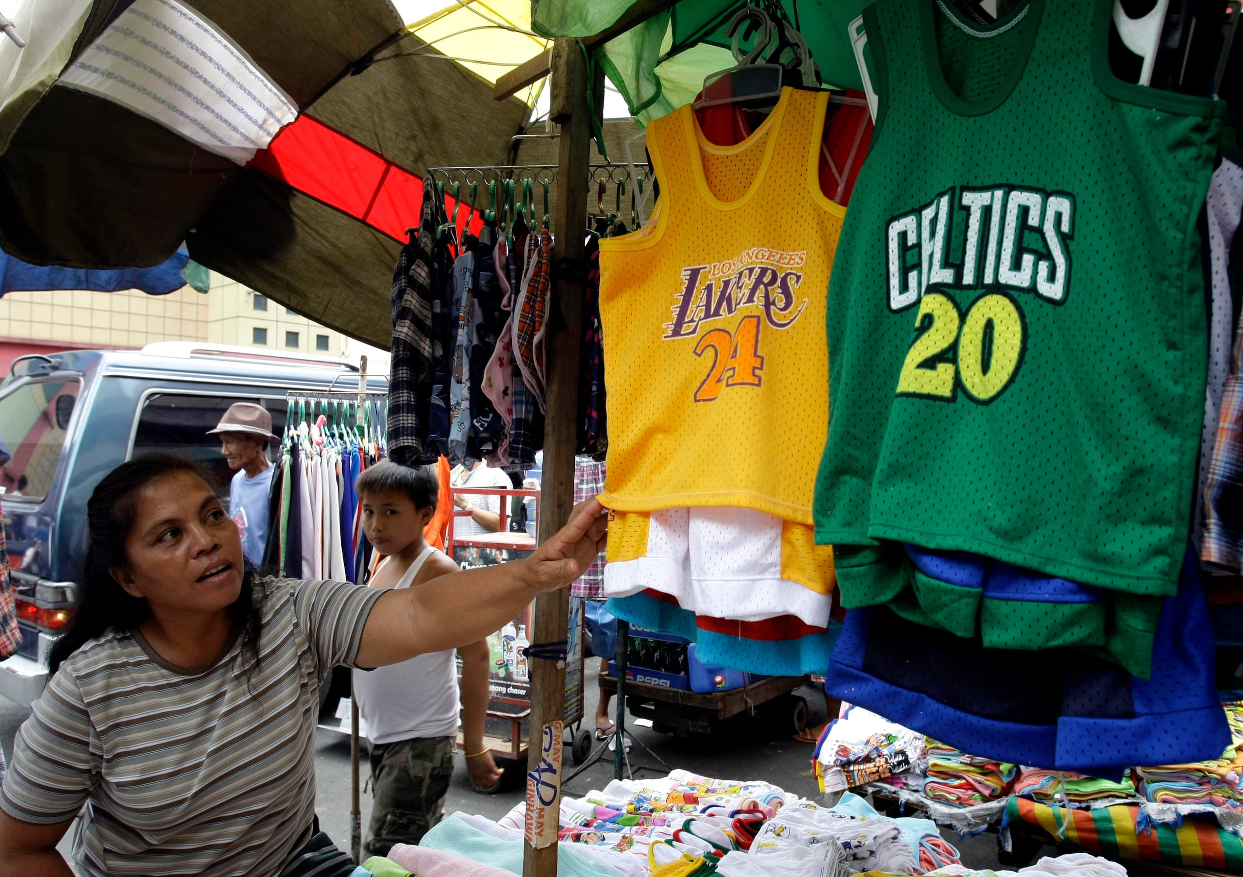 Manila es muy aficionada a la NBA. En todas partes se venden jerseys de la liga y la NBA hace negocios con incontables centros de ventas del país.