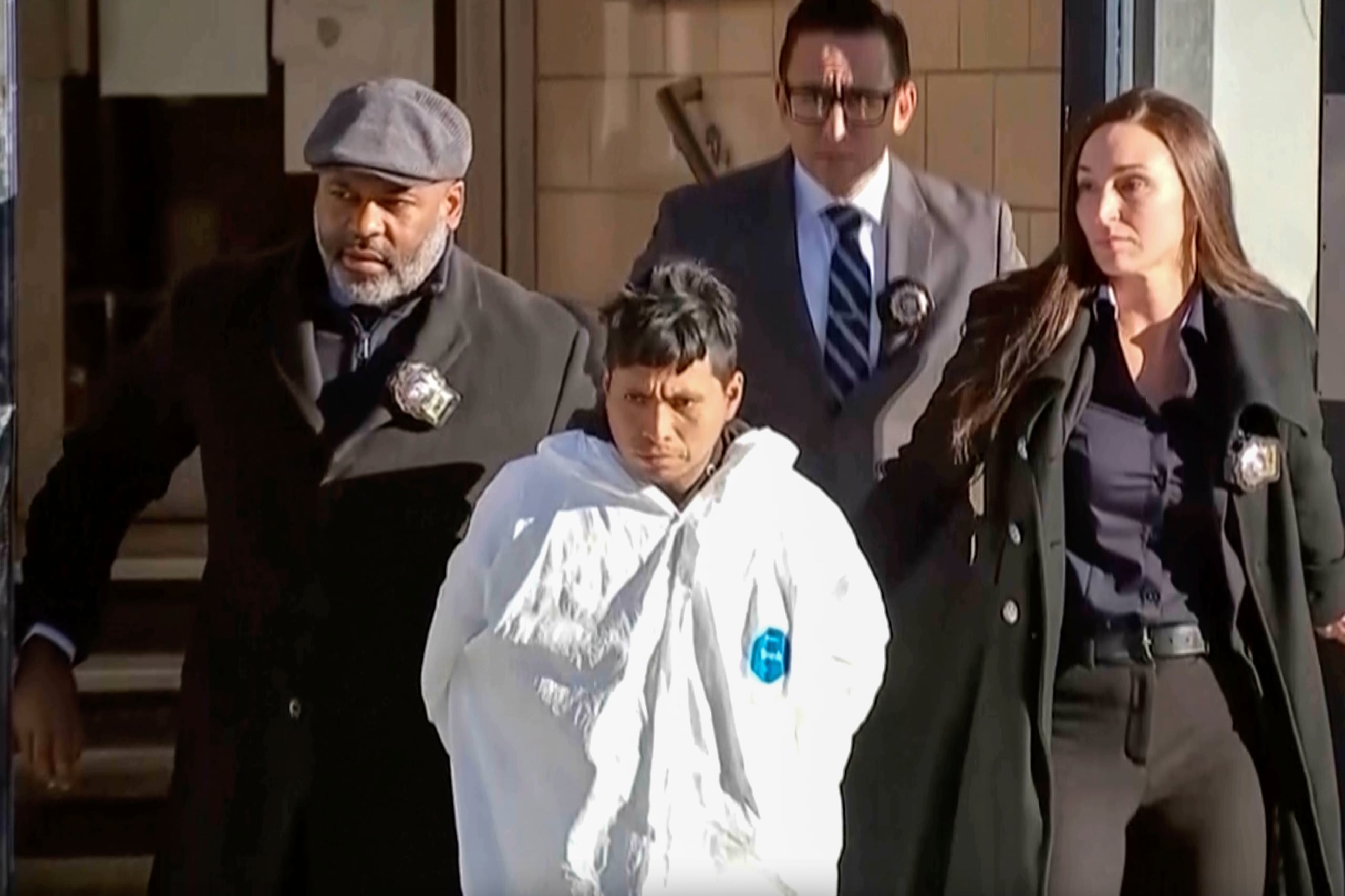 Un sospechoso, identificado por la policía como Sebastián Zapeta, acusado de la muerte de una mujer en el metro de Nueva York.