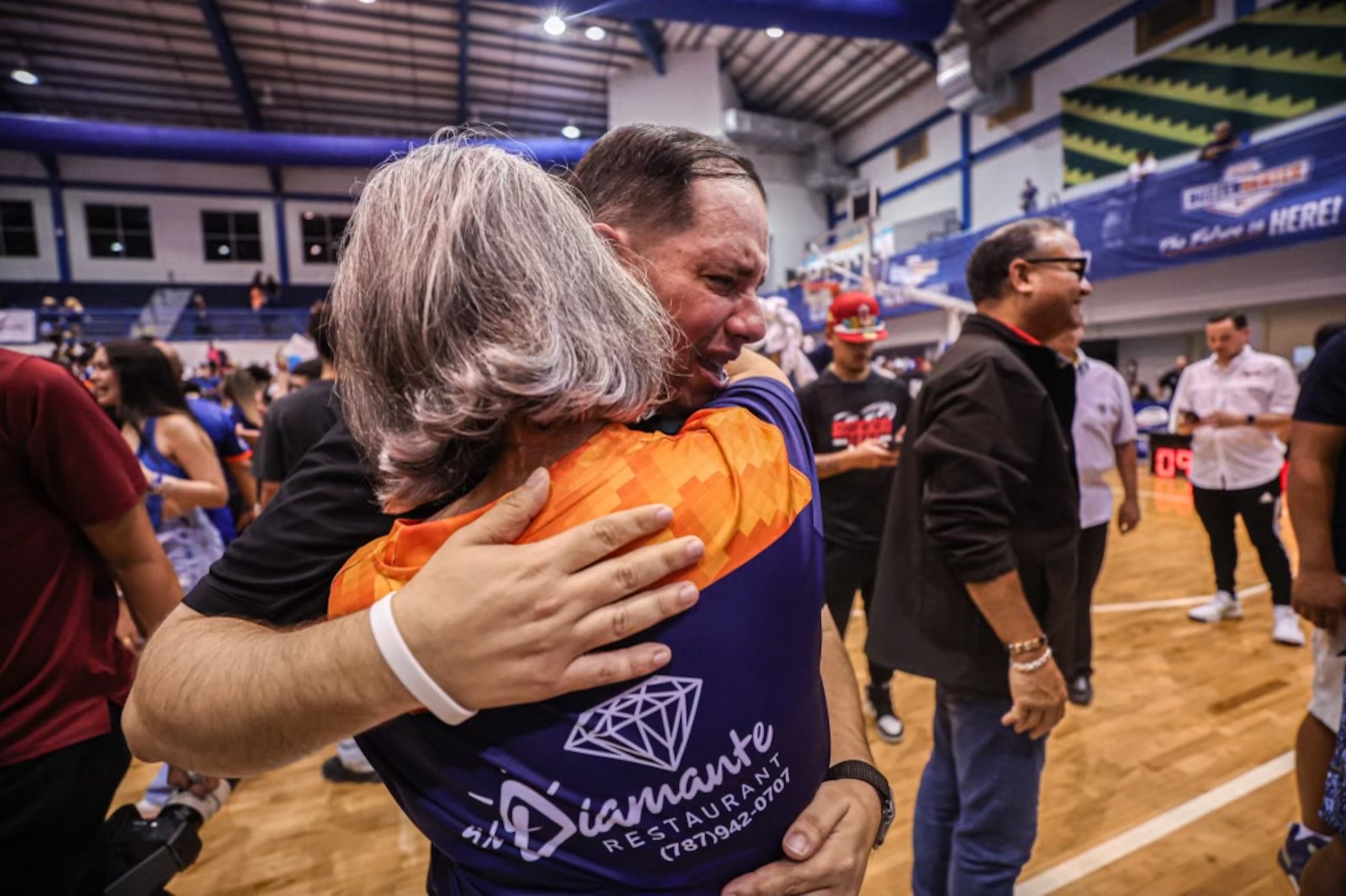 Leo Arill abraza a su señora madre, Dalia, tras finalizar la final del Top Ranked Buzzer Beater.