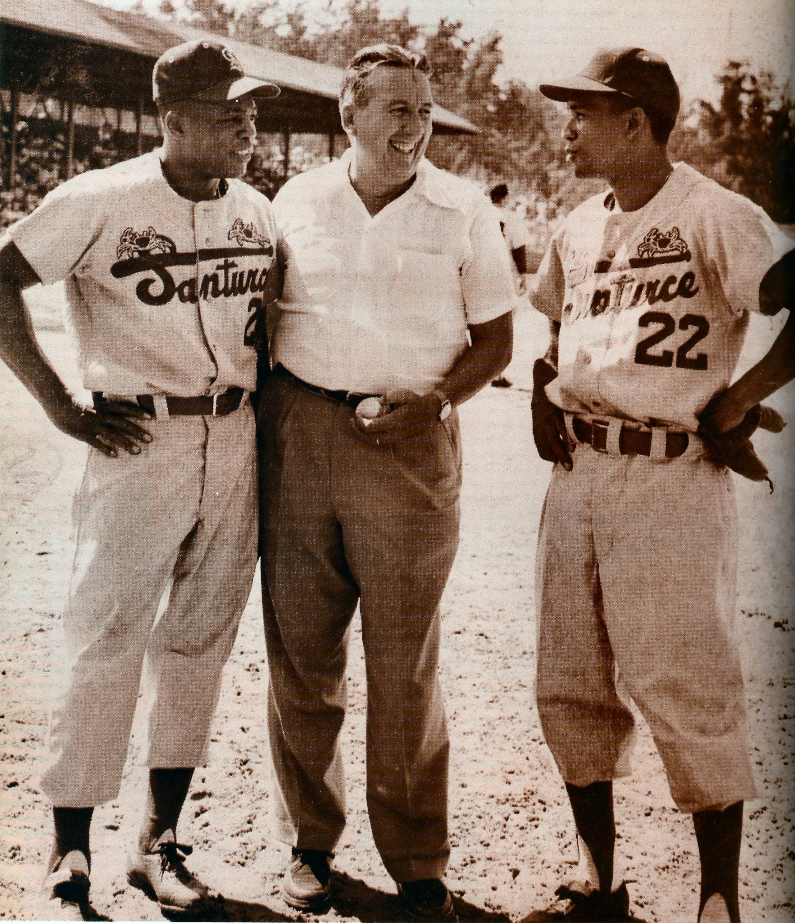 Willie Mays jugó en Puerto Rico en la temporada del 1954-55, siendo parte del Escuadrón del Pánico. En la foto posa junto a Pedrín Zorrilla y Rubén Gómez. (Fotos de Jorge Colón Delgado)
