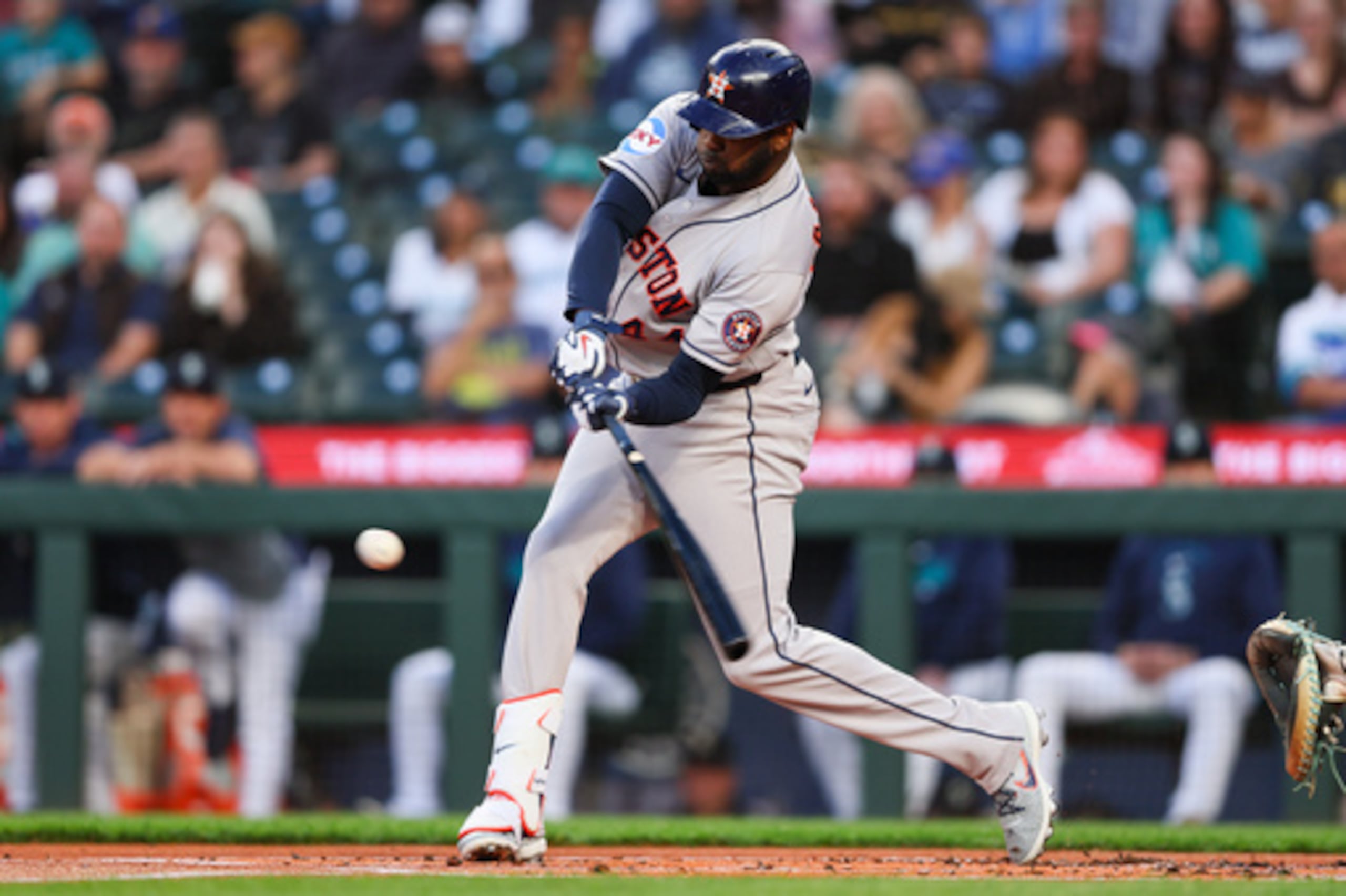 El bateador designado de los Astros de Houston, Yordan Álvarez (44), conecta un sencillo impulsor en la primera entrada de un partido de béisbol contra los Mariners de Seattle, el martes 22 de septiembre de 2026, en Seattle. (Foto AP/Kevin Ng)