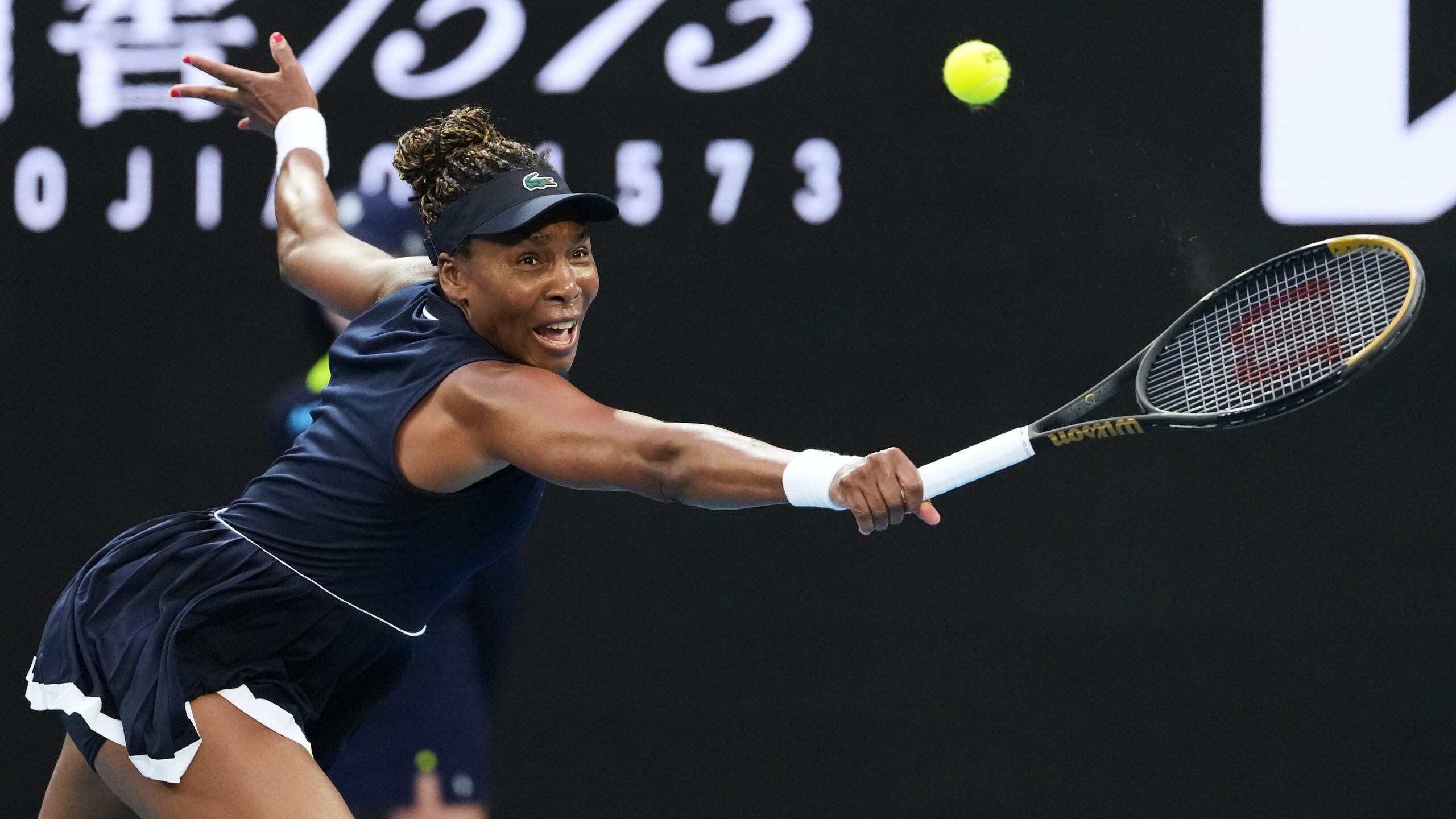 Venus Williams devuelve ante Olga Danilovic en la primera ronda del Abierto de Australia, el domingo 18 de enero de 2026, en Melbourne. (AP Foto/Aaron Favila)