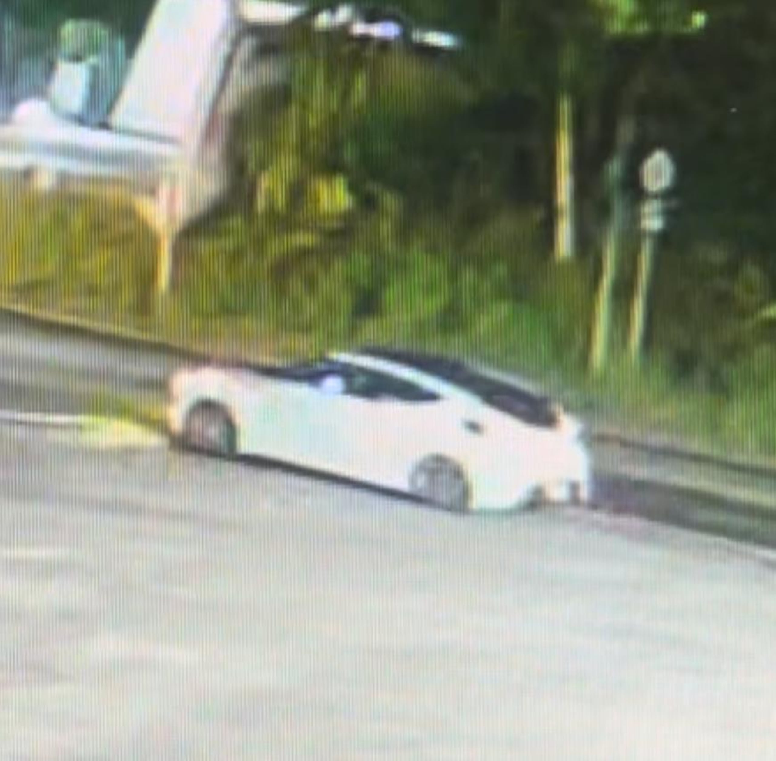 La División de Patrullas de Carreteras de Mayagüez busca al conductor de este vehículo que atropelló a un peatón en carretera PR-101, en Cabo Rojo, y huyó de la escena.