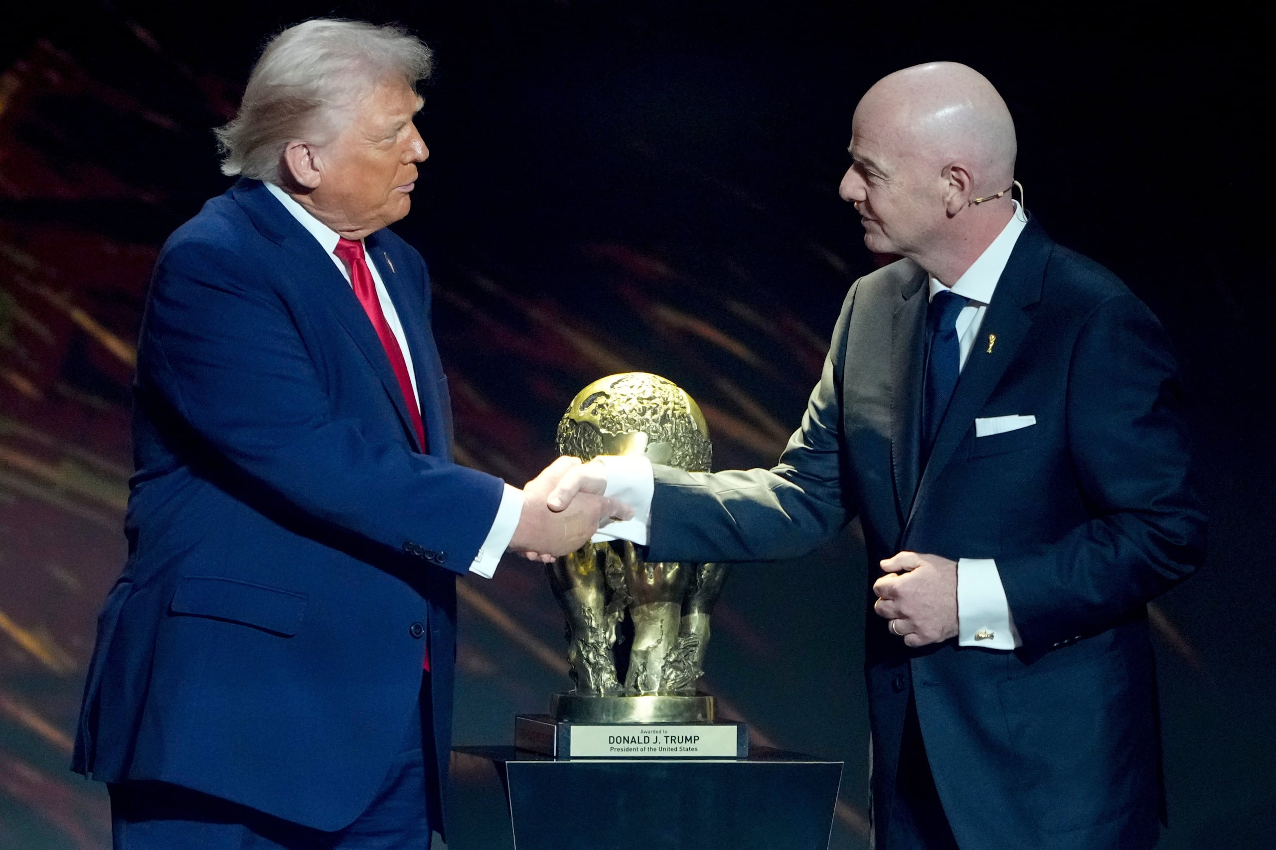 ARCHIVO - El líder de la FIFA Gianni Infantino entrega al presidente estadounidense Donald Trump el premio por la paz en la ceremonia del sorteo del Mundial, el viernes 5 de diciembre de 2025 (AP Foto/Chris Carlson, archivo)
