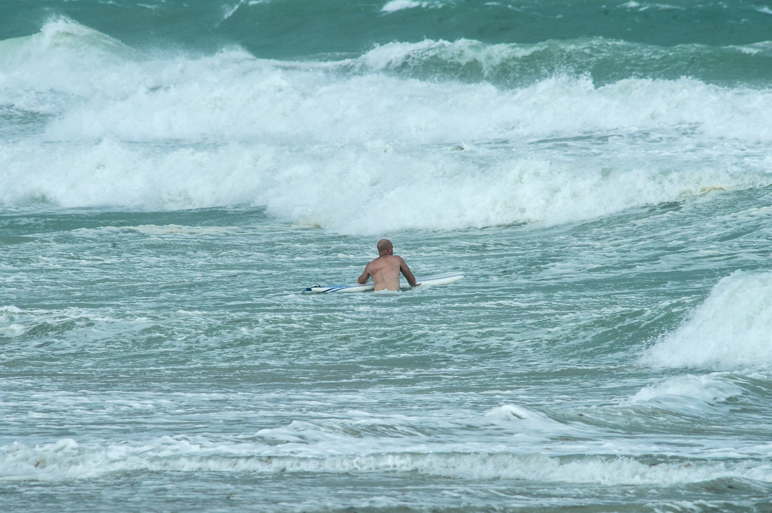 La playa de New Smyrna, en el condado de Volusia, es considerada "la capital mundial de mordeduras de tiburones", con 343 registradas desde 1882, según el Archivo Internacional de Ataques de Tiburones (ISAF, en inglés).